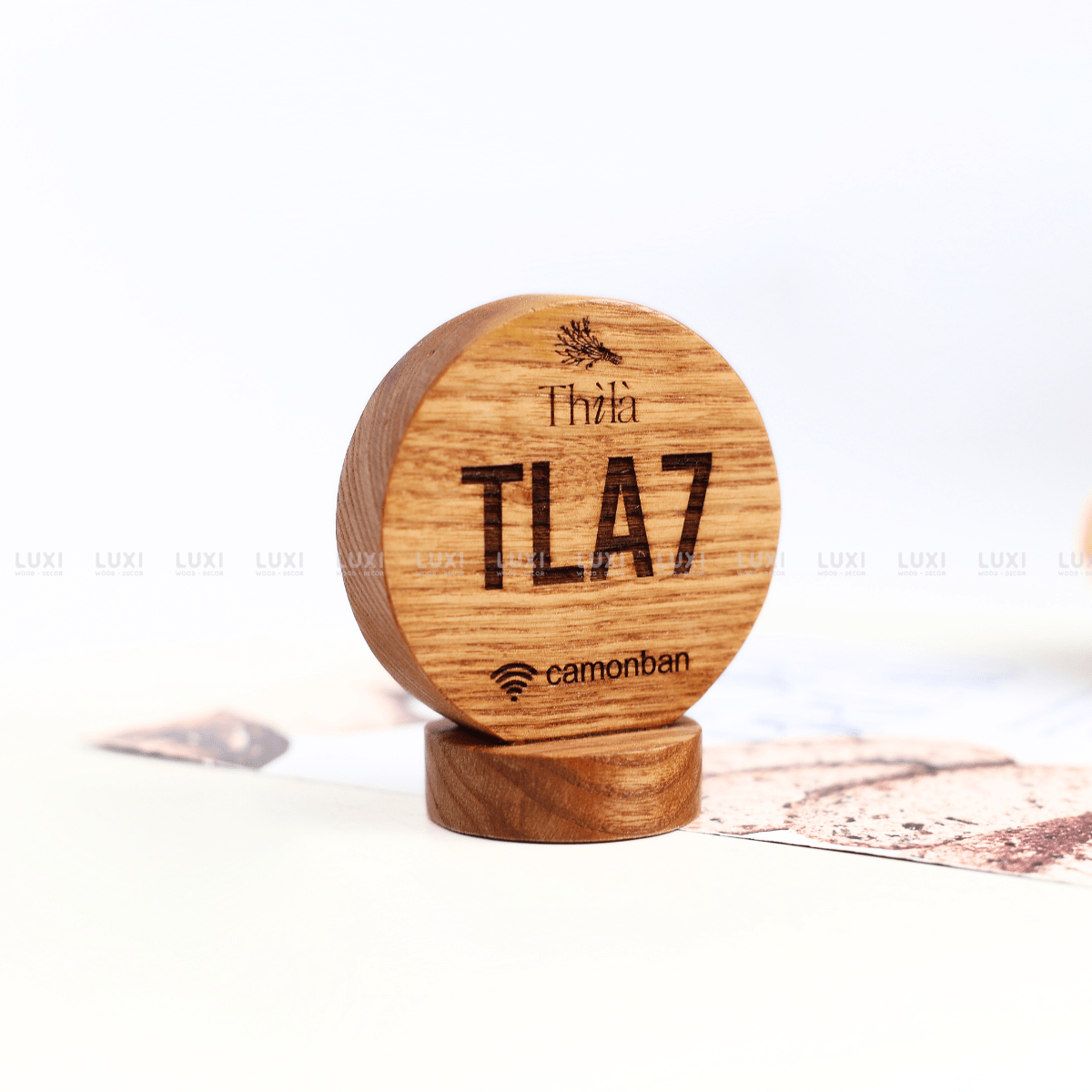 THẺ BÀN GỖ TRÒN - LUXI DECOR