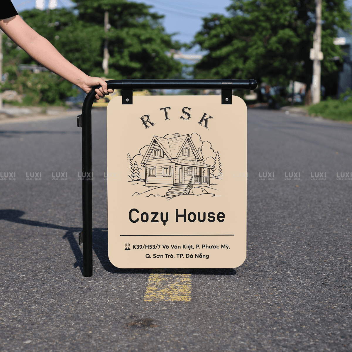 BẢNG HIỆU SẮT TREO - LUXI DECOR.