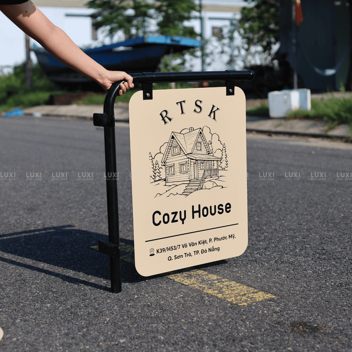 BẢNG HIỆU SẮT TREO - LUXI DECOR.