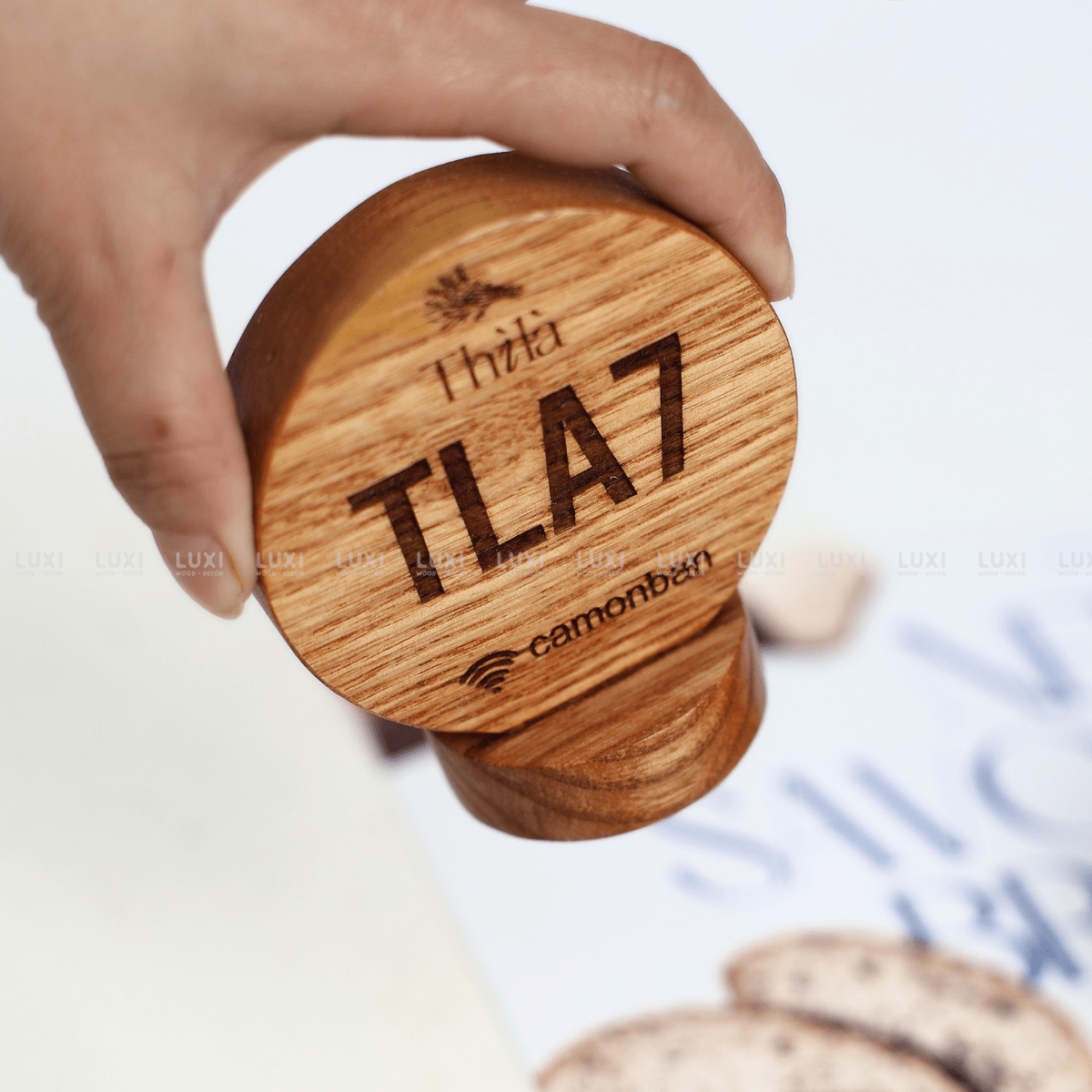 THẺ BÀN GỖ TRÒN - LUXI DECOR