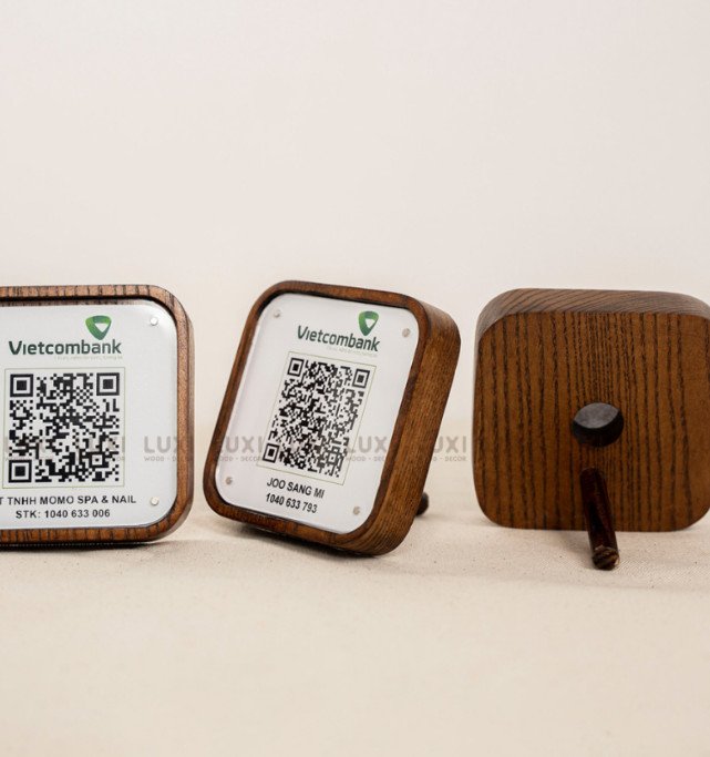 BẢNG QUÉT MÃ QR CODE KHUNG GỖ NAM CHÂM