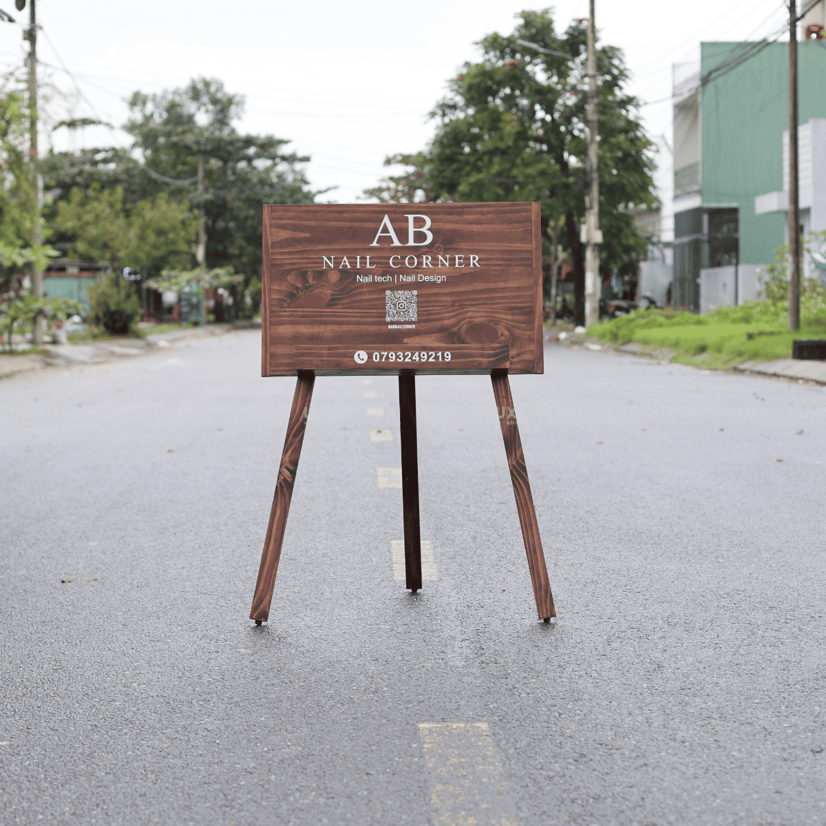 BẢNG HIỆU ĐỨNG KÈM KỆ GỖ - LUXI DECOR