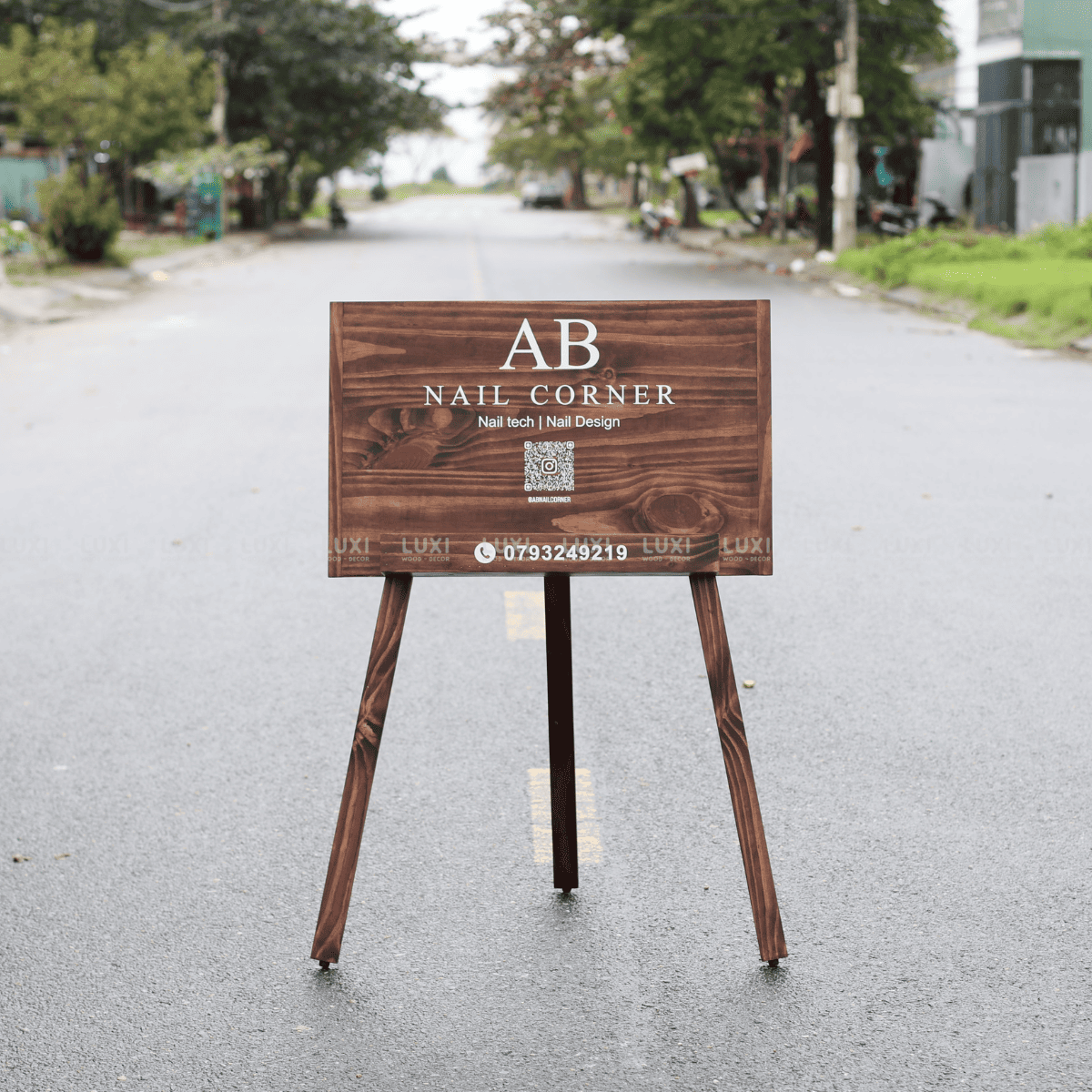 BẢNG HIỆU ĐỨNG KÈM KỆ GỖ - LUXI DECOR