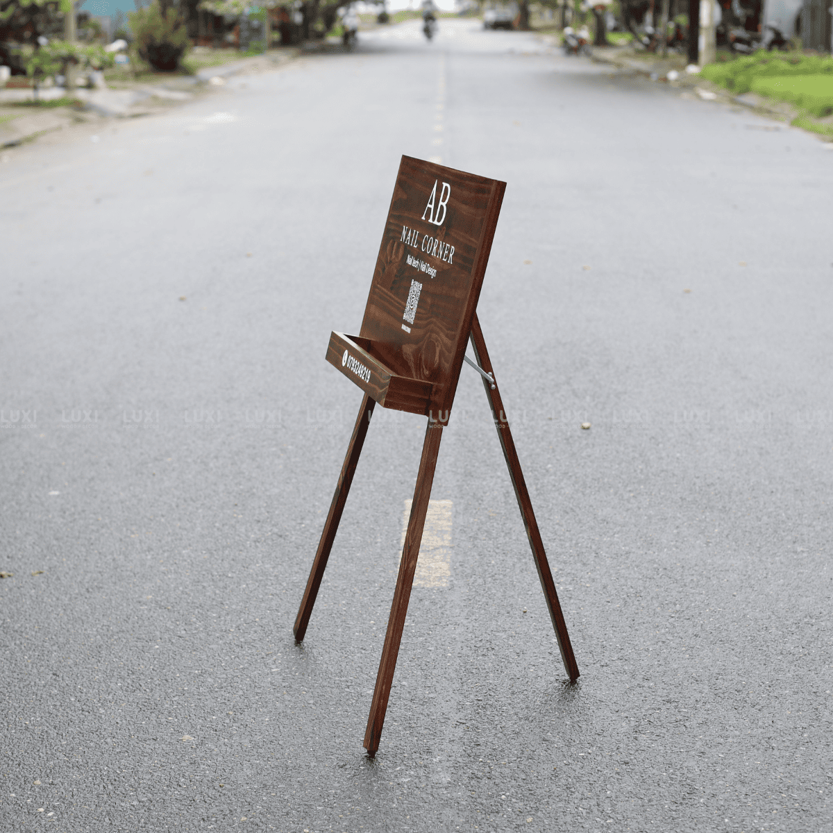 BẢNG HIỆU ĐỨNG KÈM KỆ GỖ - LUXI DECOR