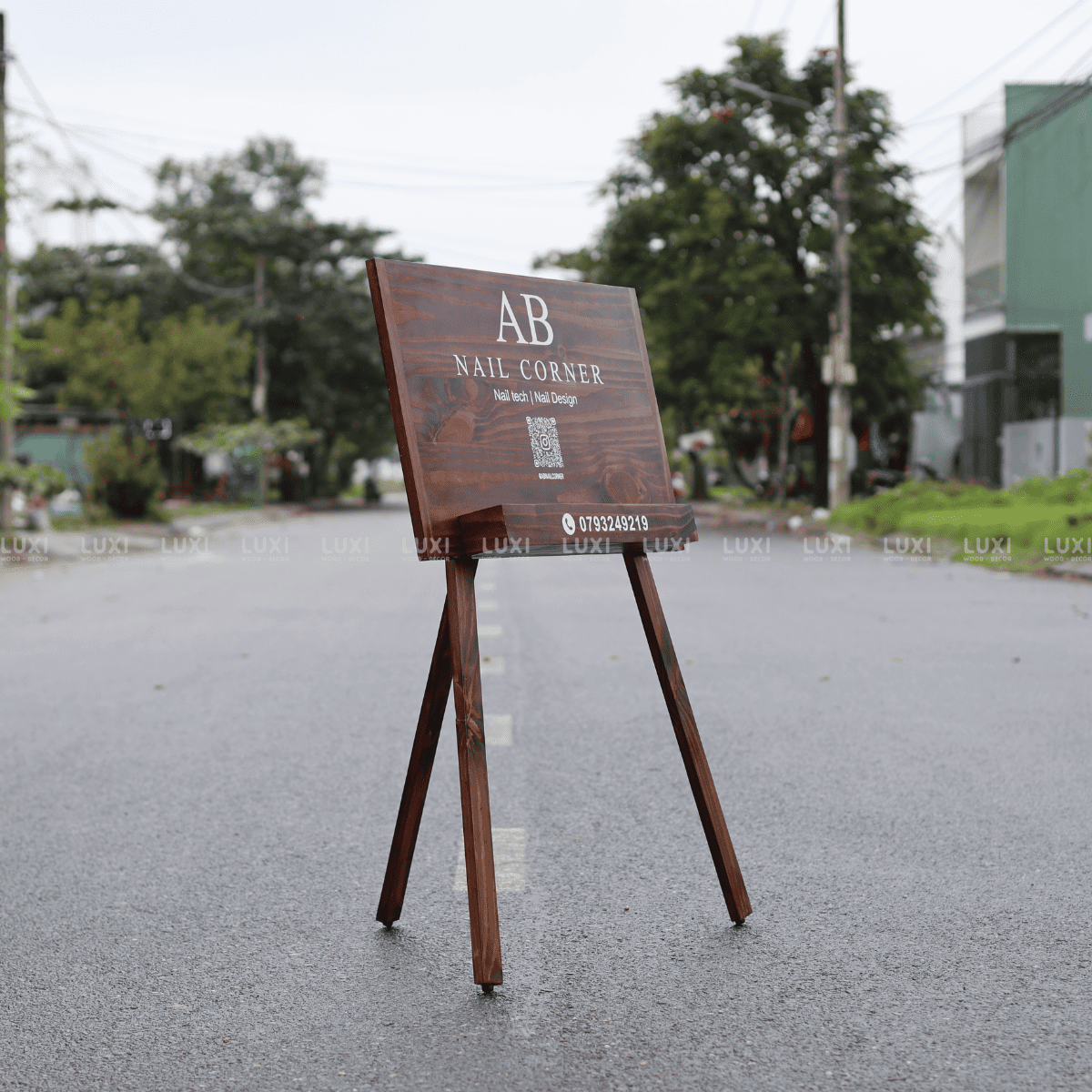 BẢNG HIỆU ĐỨNG KÈM KỆ GỖ - LUXI DECOR