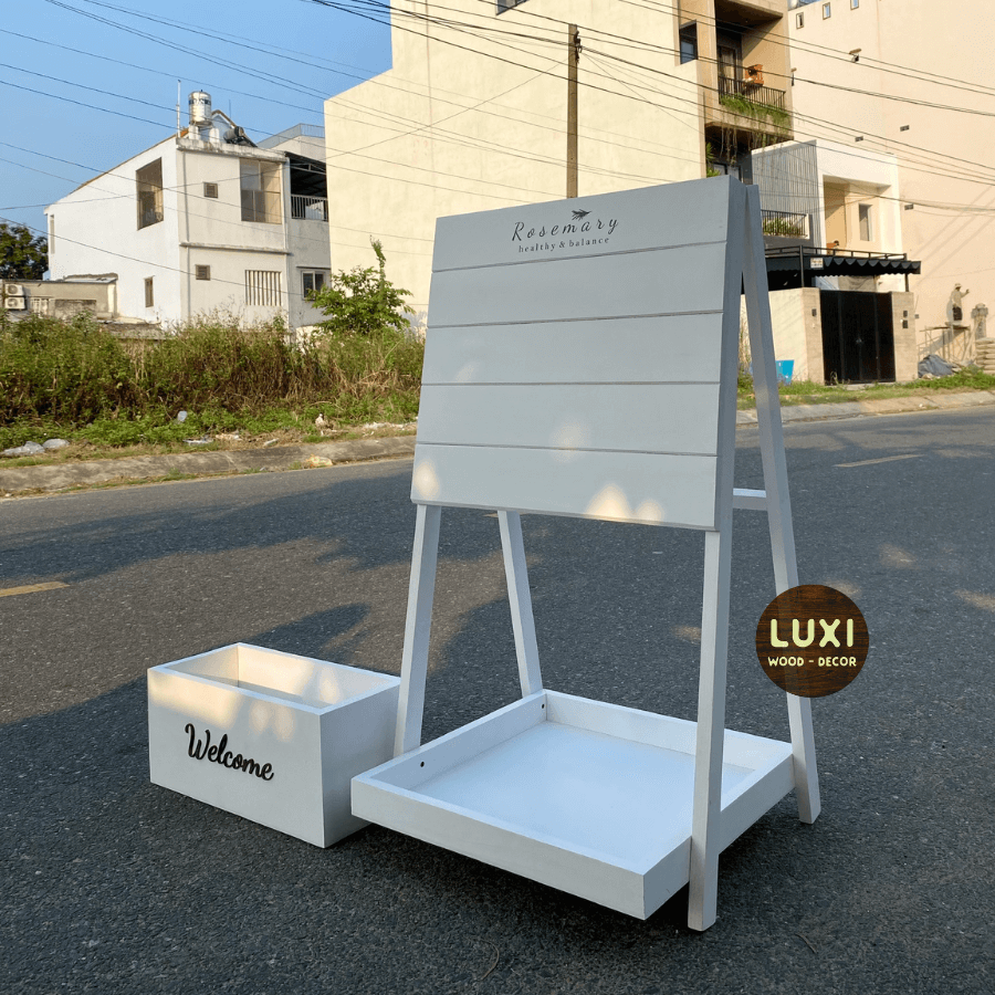 STANDEE GỖ CÓ KỆ HOA, MẪU SANG TRỌNG PHÙ HỢP MỌI KHÔNG GIAN - LUXI DECOR