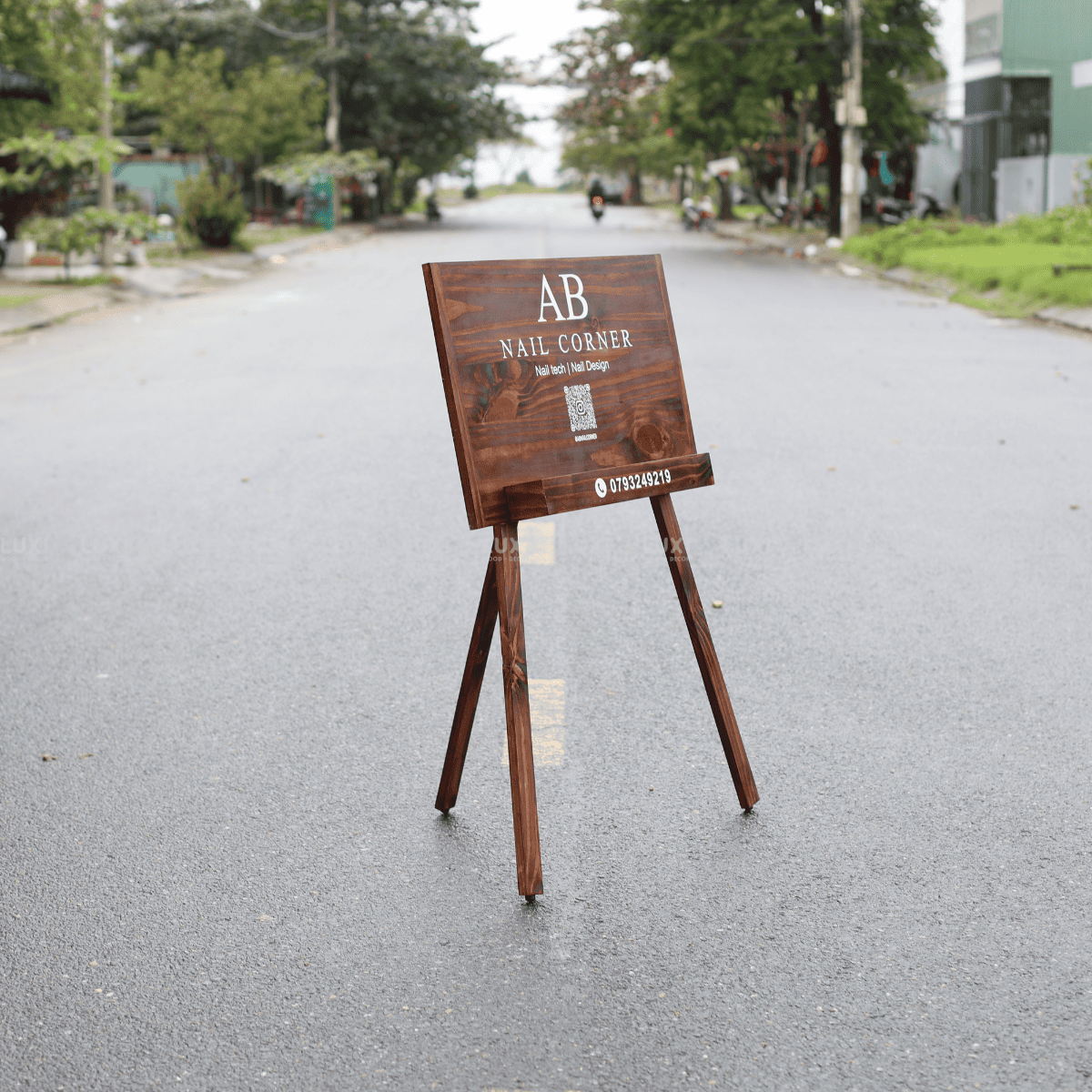 BẢNG HIỆU ĐỨNG KÈM KỆ GỖ - LUXI DECOR