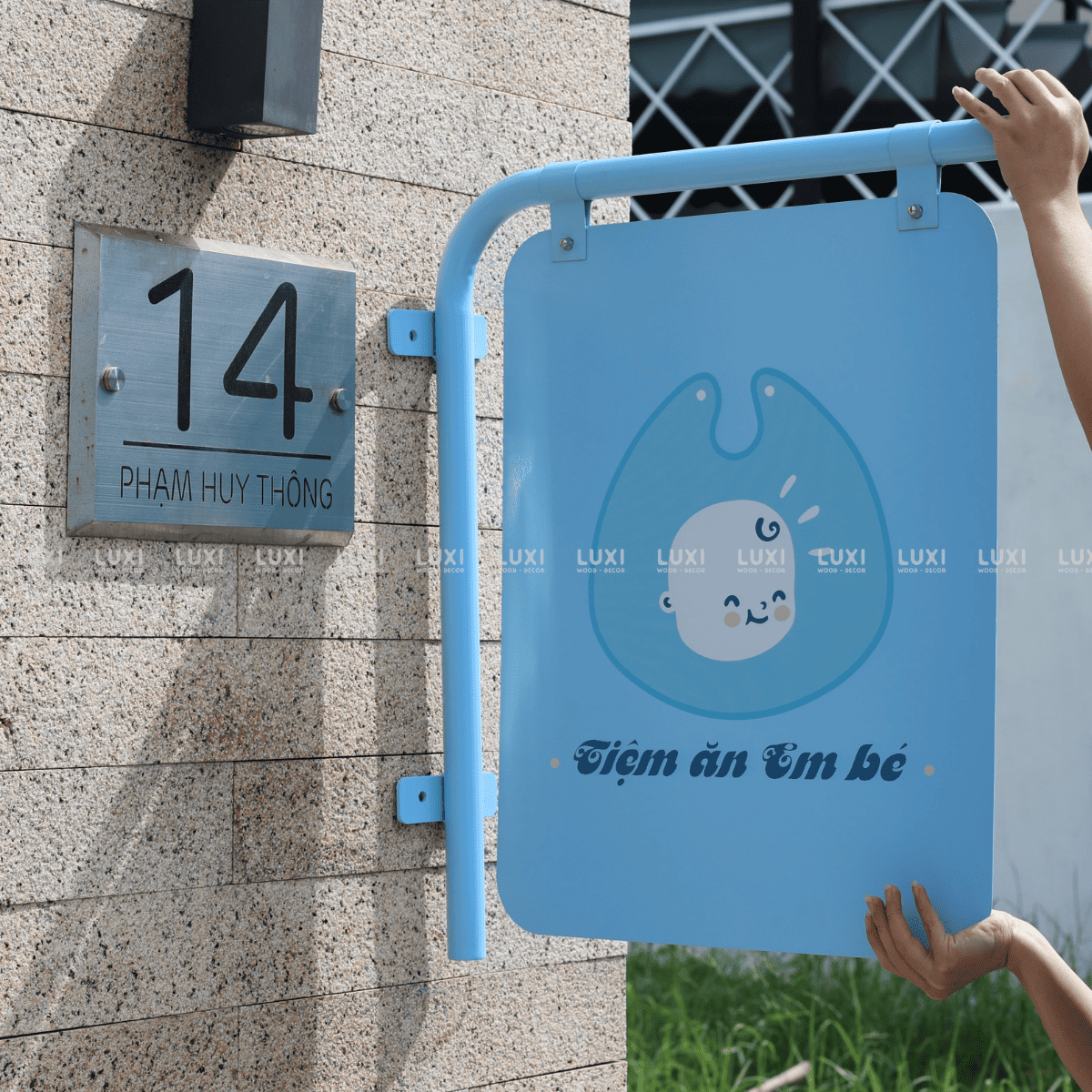 BẢNG HIỆU SẮT TREO - LUXI DECOR.