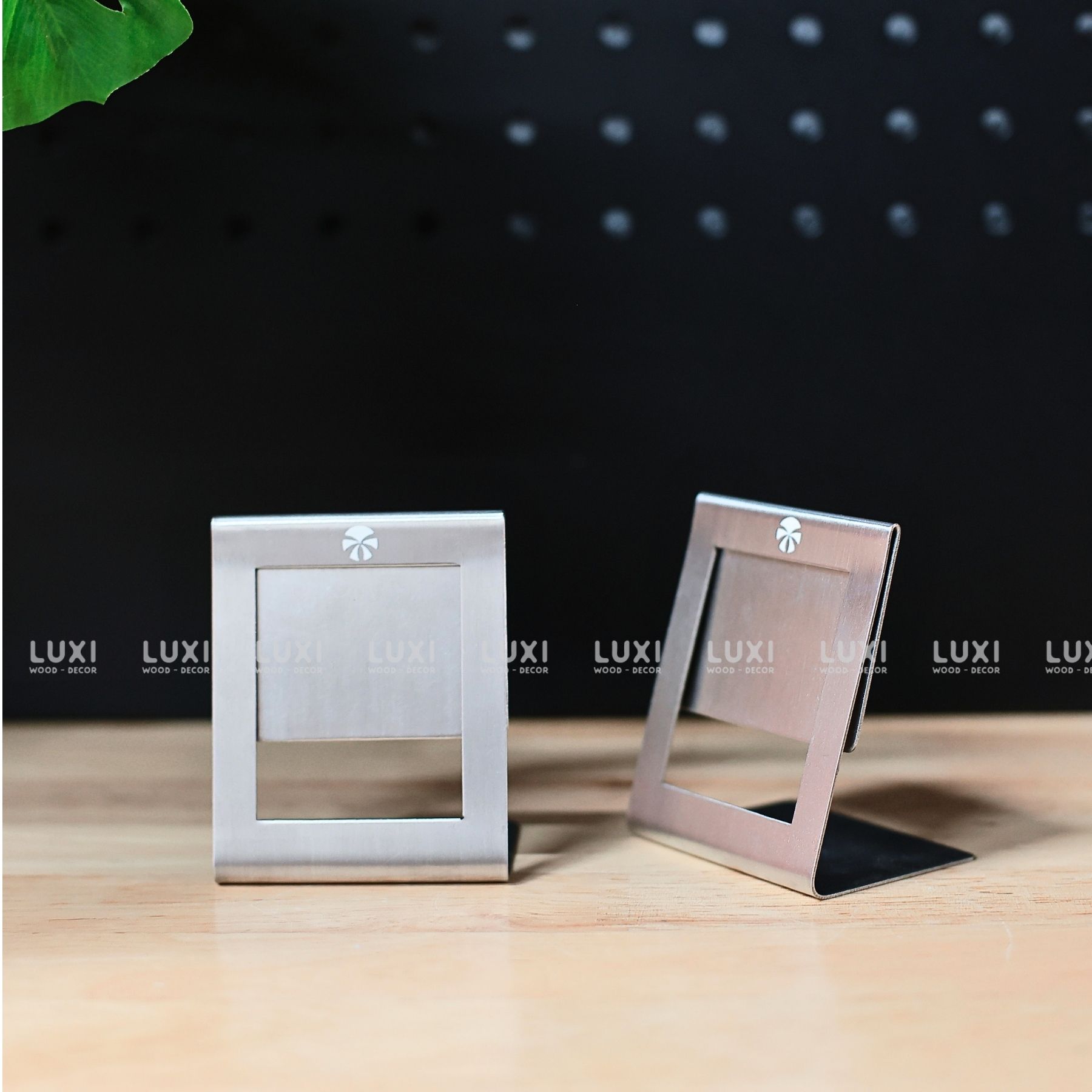 Thẻ Bàn Inox Thay Đổi Nội Dung - Luxi Decor