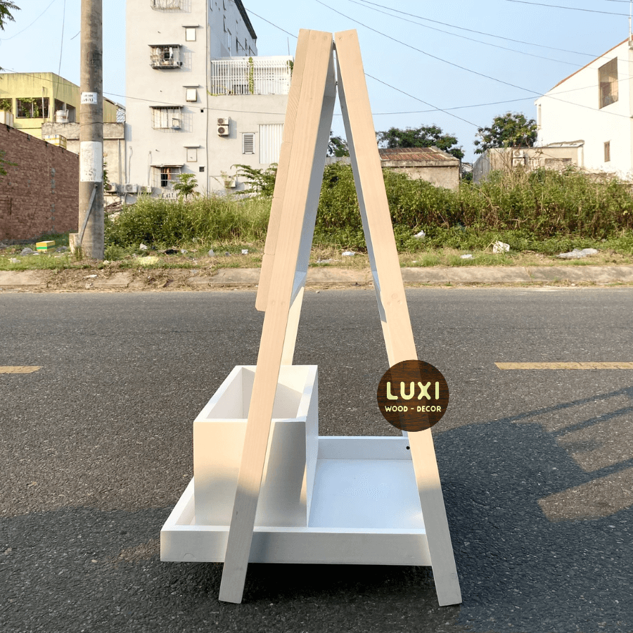 STANDEE GỖ CÓ KỆ HOA, MẪU SANG TRỌNG PHÙ HỢP MỌI KHÔNG GIAN - LUXI DECOR