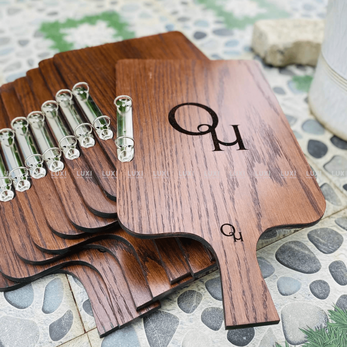 MENU GỖ HÌNH THỚT SIZE A4 CHỐT CÒNG 3 KHOEN - LUXI DECOR