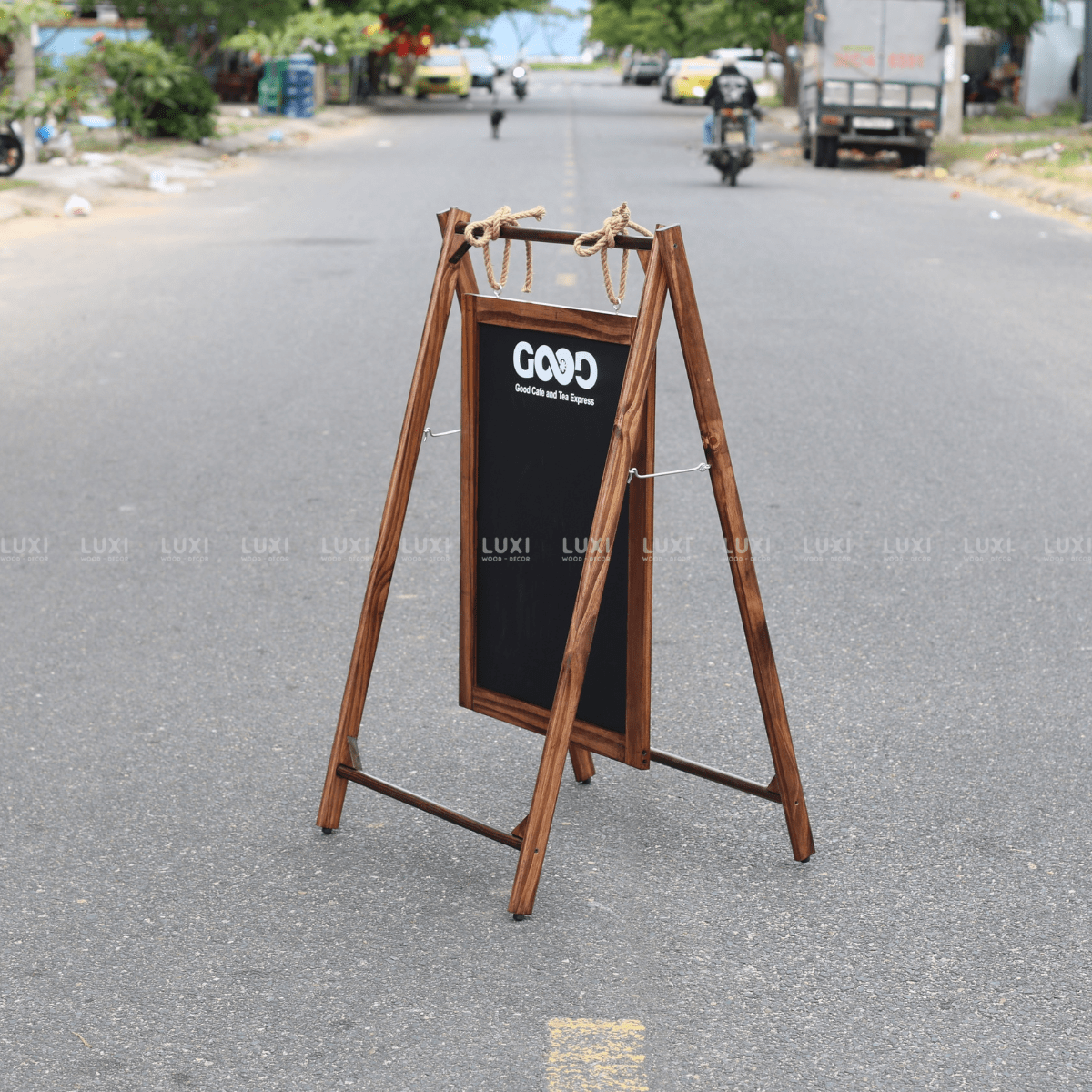 STANDEE VIẾT PHẤN ĐỘC ĐÁO, IN TÊN THƯƠNG HIỆU - LUXI DECOR