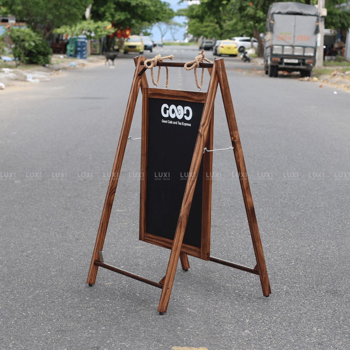 STANDEE VIẾT PHẤN ĐỘC ĐÁO, IN TÊN THƯƠNG HIỆU - LUXI DECOR