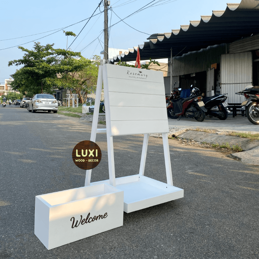 STANDEE GỖ CÓ KỆ HOA, MẪU SANG TRỌNG PHÙ HỢP MỌI KHÔNG GIAN - LUXI DECOR