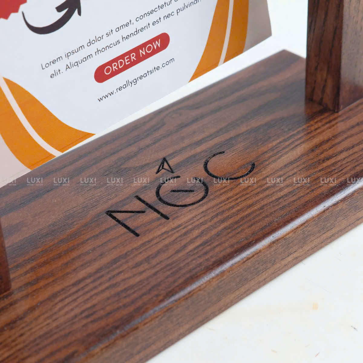 MENU GIÁ TREO ĐẾ BẰNG BỎ VỪA GIẤY A4, A5, A6 - KHẮC LOGO -  LUXI DECOR