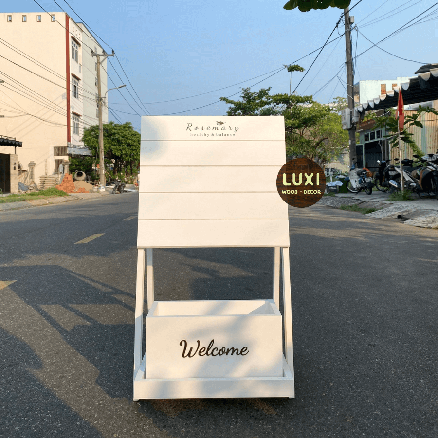 STANDEE GỖ CÓ KỆ HOA, MẪU SANG TRỌNG PHÙ HỢP MỌI KHÔNG GIAN - LUXI DECOR