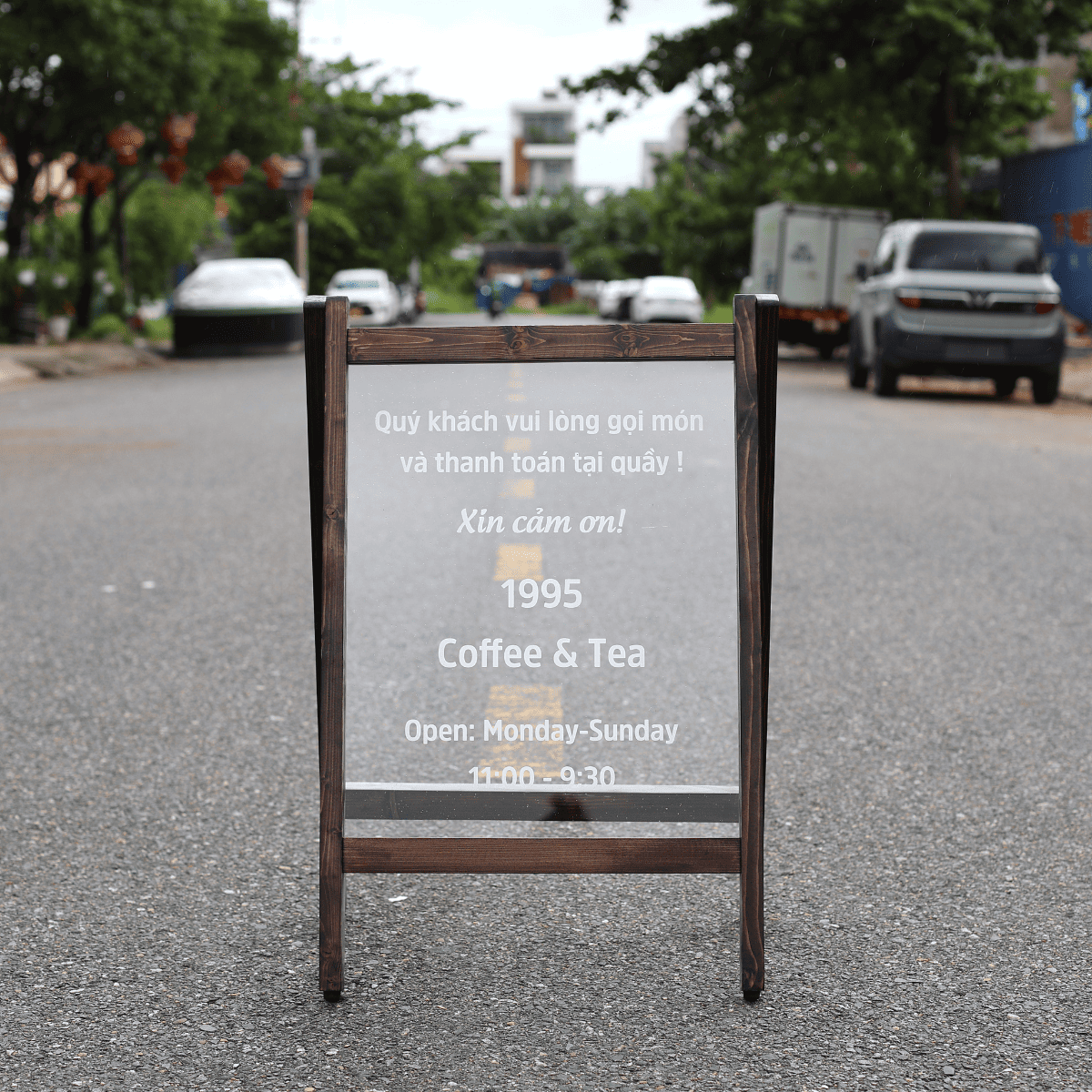 STANDEE MICA SANG TRỌNG, CHẤT LIỆU MICA ĐÀI LOAN DÀY DẶN, BỀN ĐẸP - LUXI DECOR