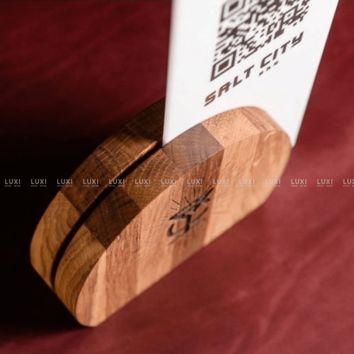 GIÁ GỖ ĐỂ MENU, QR HÌNH TRÒN SANG TRỌNG, ĐẸP, FREE KHẮC LOGO LUXI DECOR.