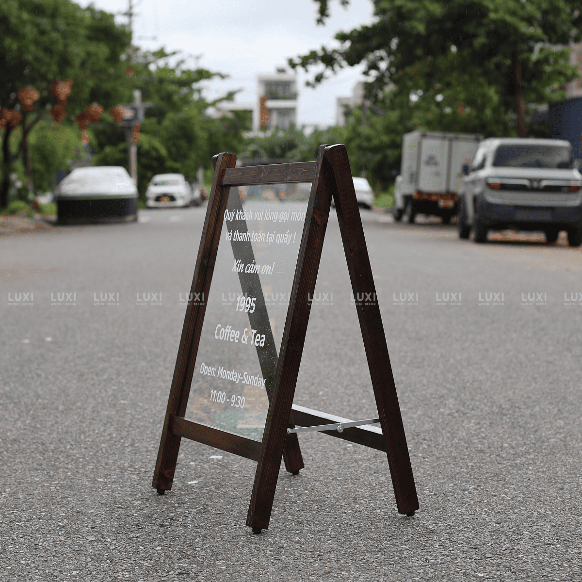 STANDEE MICA SANG TRỌNG, CHẤT LIỆU MICA ĐÀI LOAN DÀY DẶN, BỀN ĐẸP - LUXI DECOR