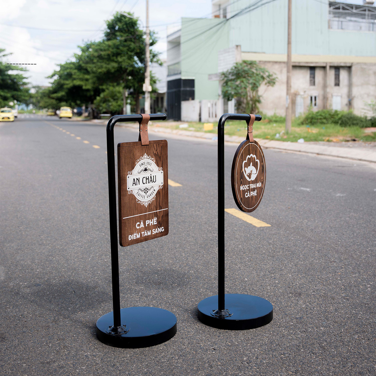 STANDEE SẮT CHỮ L NGƯỢC DECOR NHÀ HÀNG, QUÁN CÀ PHÊ - LUXI DECOR