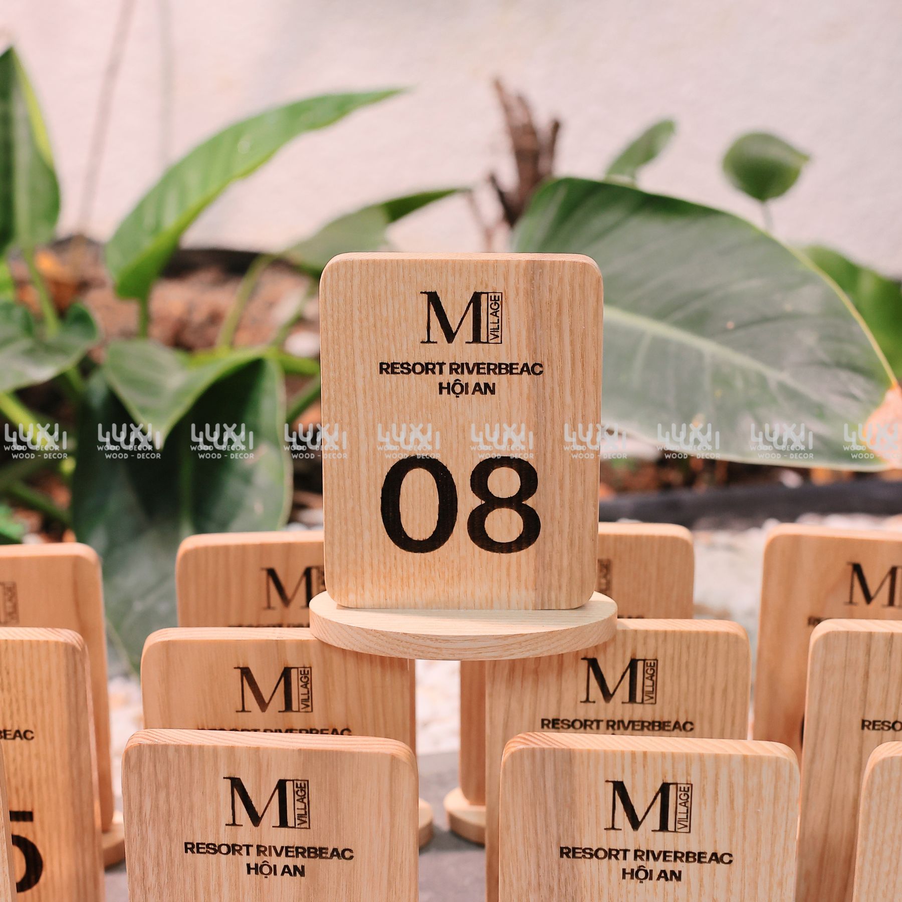 Thẻ Bàn Gỗ Đế Tròn - Khắc Logo Theo Yêu Cầu - Luxi Decor
