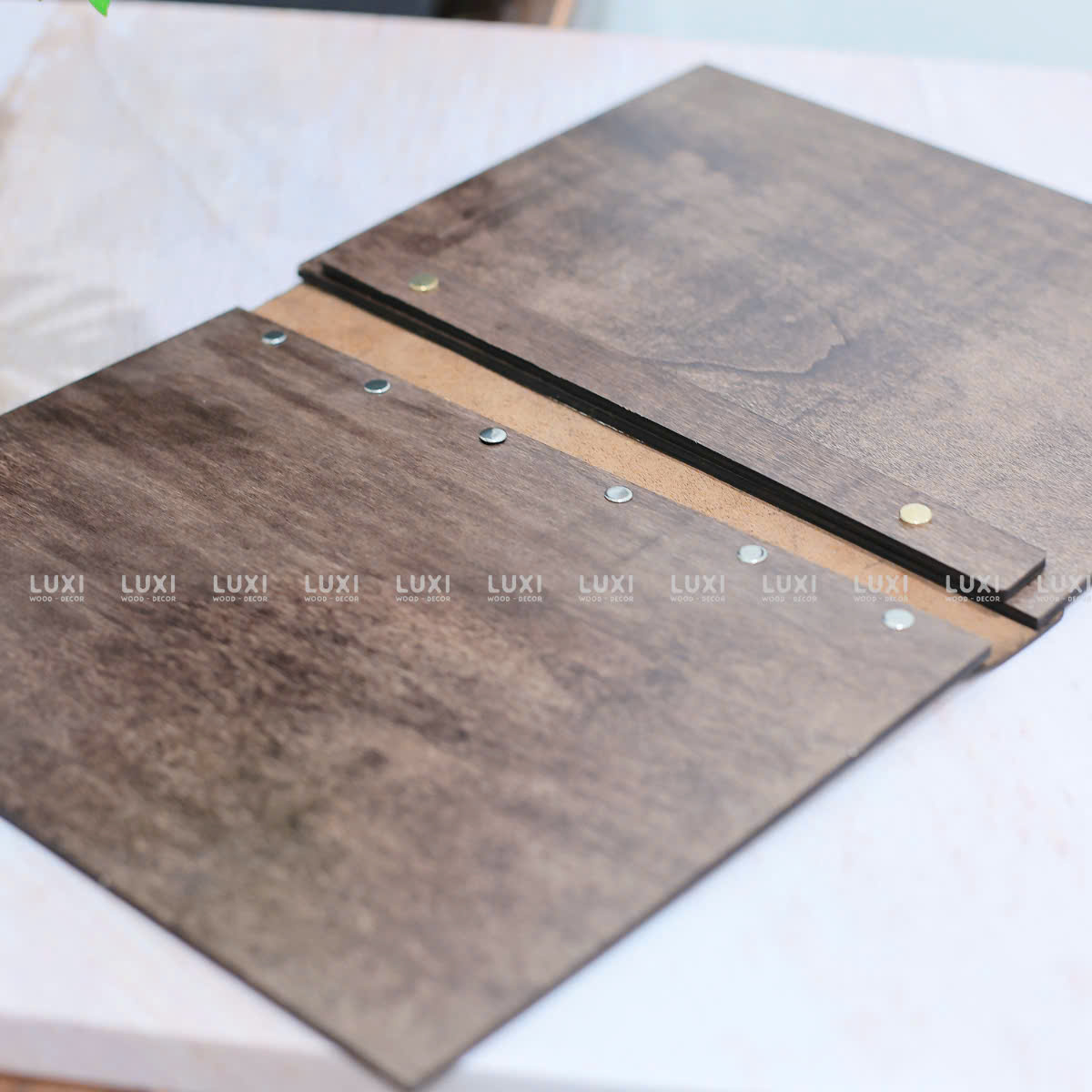 Menu Gỗ Vít Đồng Kết Hợp Da Bò - Luxi Decor