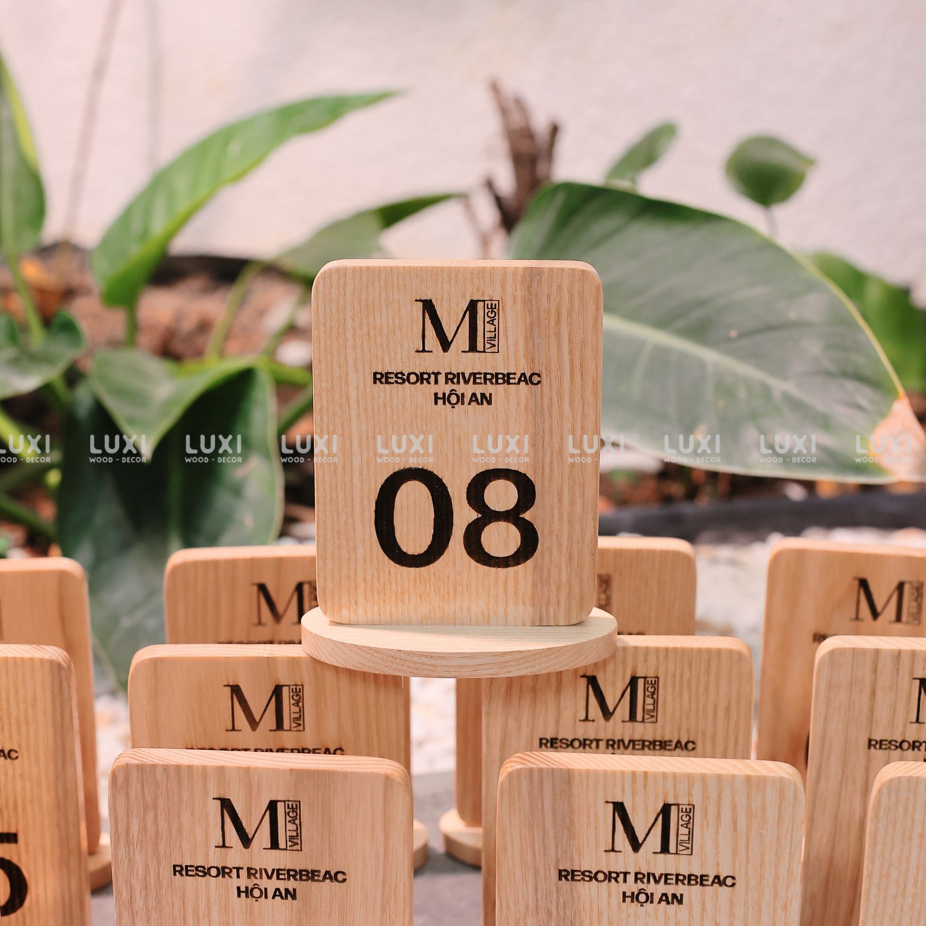 Thẻ Bàn Gỗ Đế Tròn - Khắc Logo Theo Yêu Cầu - Luxi Decor