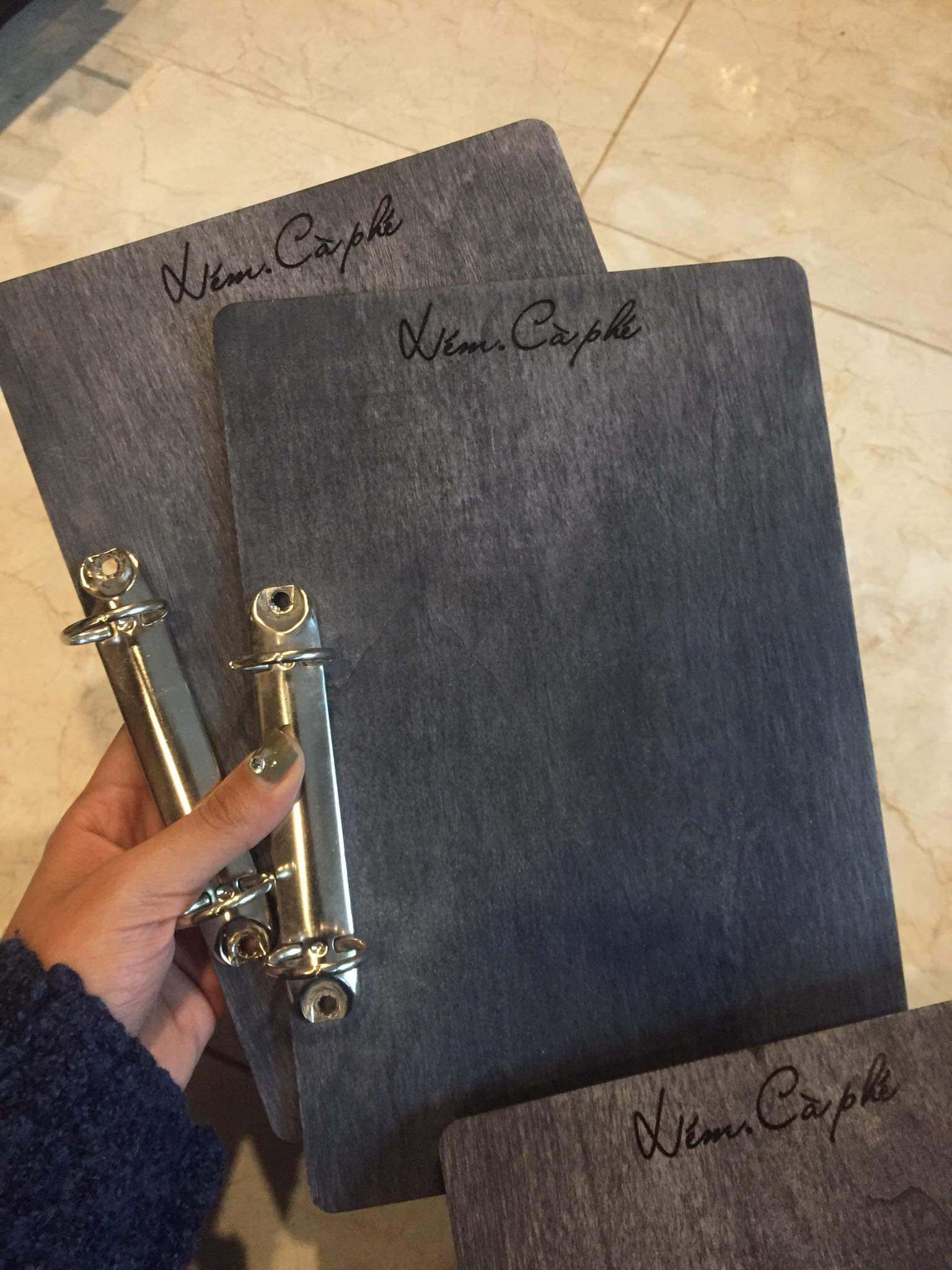 MENU A4 KẸP CÒNG ĐỂ QUẦY CAFE, NHÀ HÀNG -  FREE KHẮC LOGO - LUXI DECOR