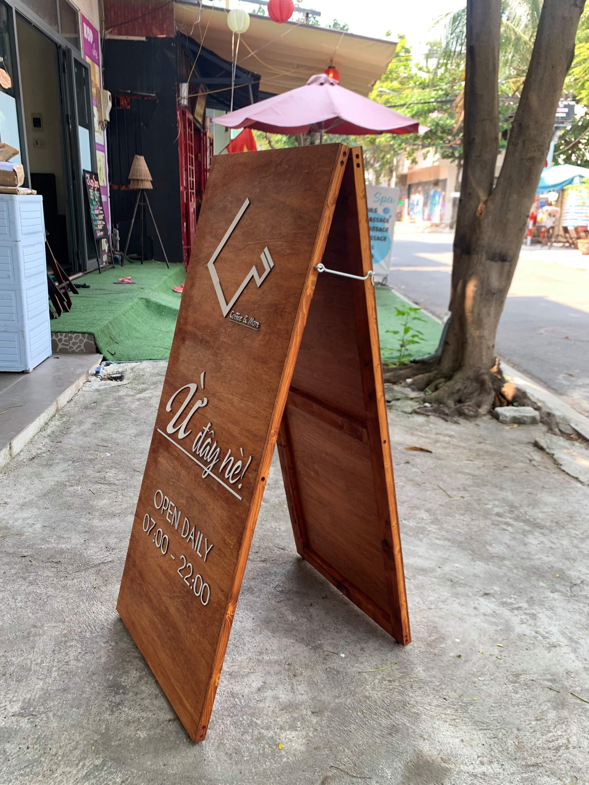 STANDEE GỖ 2 MẶT GIÁ RẺ TẠI XƯỞNG, MẪU ĐỘC ĐÁO - LUXI DECOR