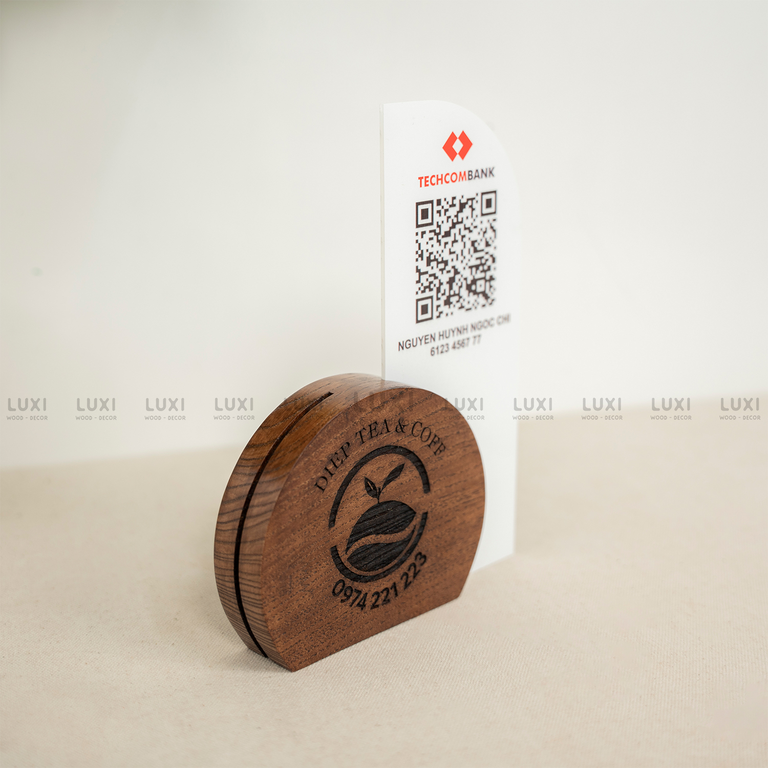 GIÁ GỖ ĐỂ MENU, QR HÌNH TRÒN SANG TRỌNG, ĐẸP, FREE KHẮC LOGO LUXI DECOR.