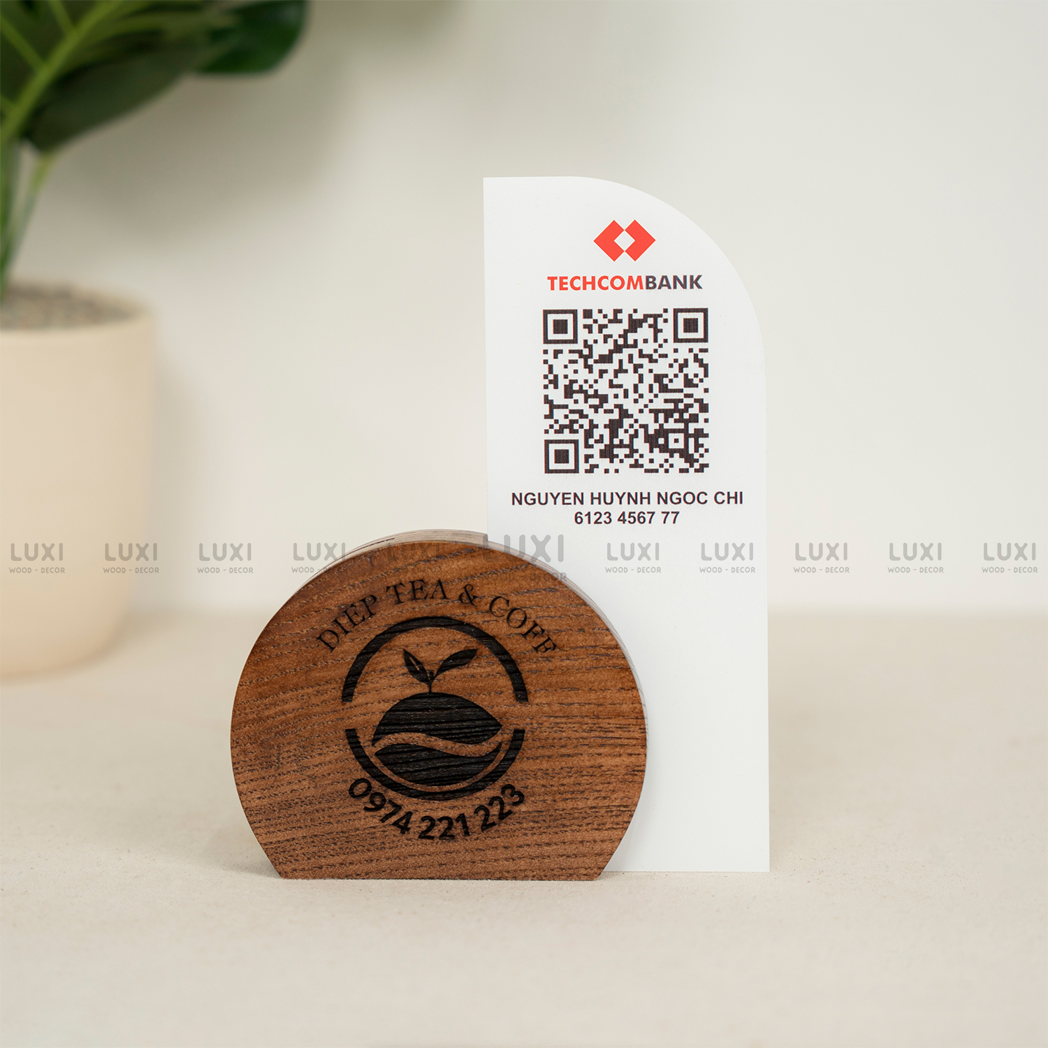 GIÁ GỖ ĐỂ MENU, QR HÌNH TRÒN SANG TRỌNG, ĐẸP, FREE KHẮC LOGO LUXI DECOR.