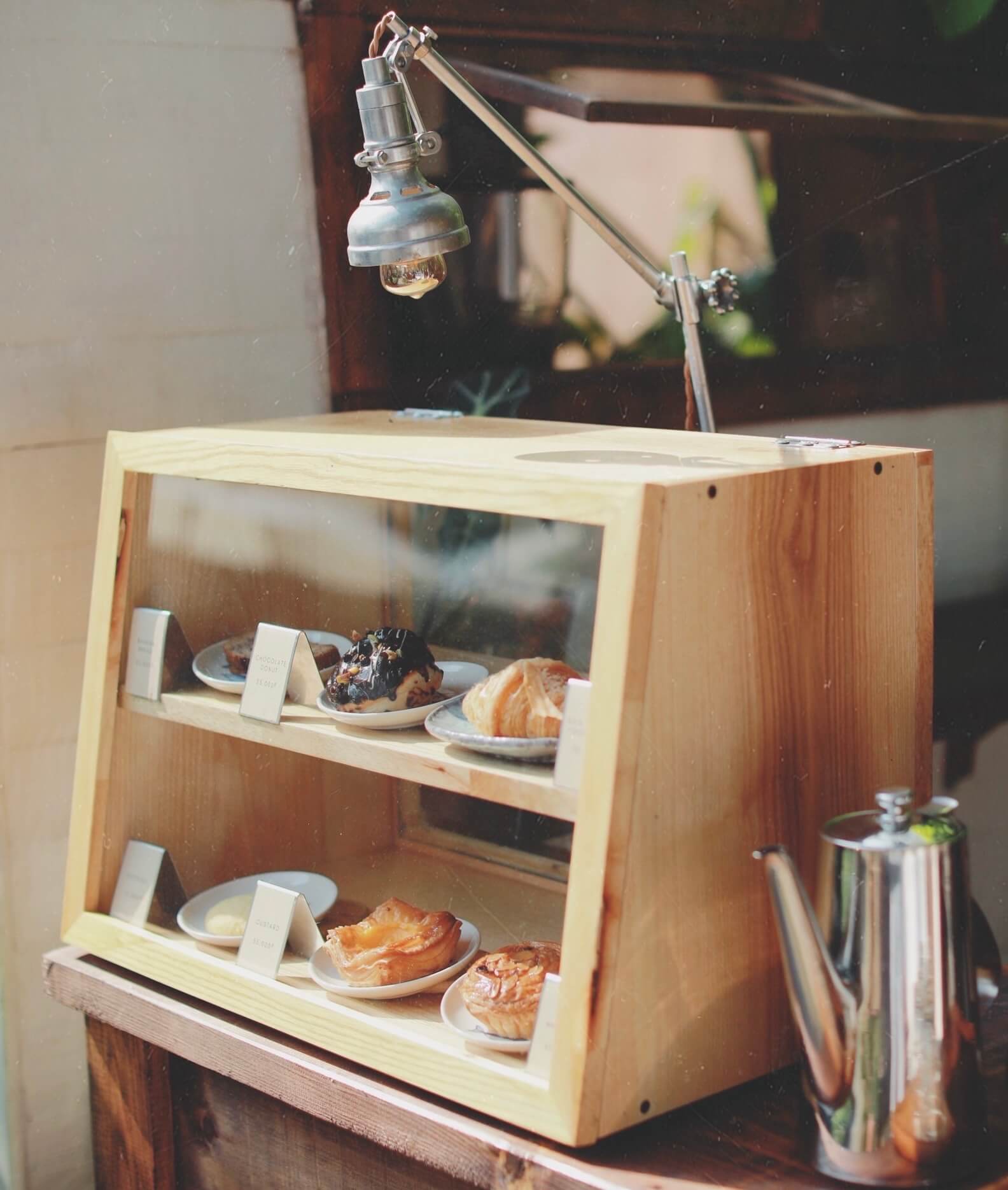 TỦ BÁNH MÌ 2 -3 TẦNG 4 MẶT MICA (KÍNH) - CỬA LÙA