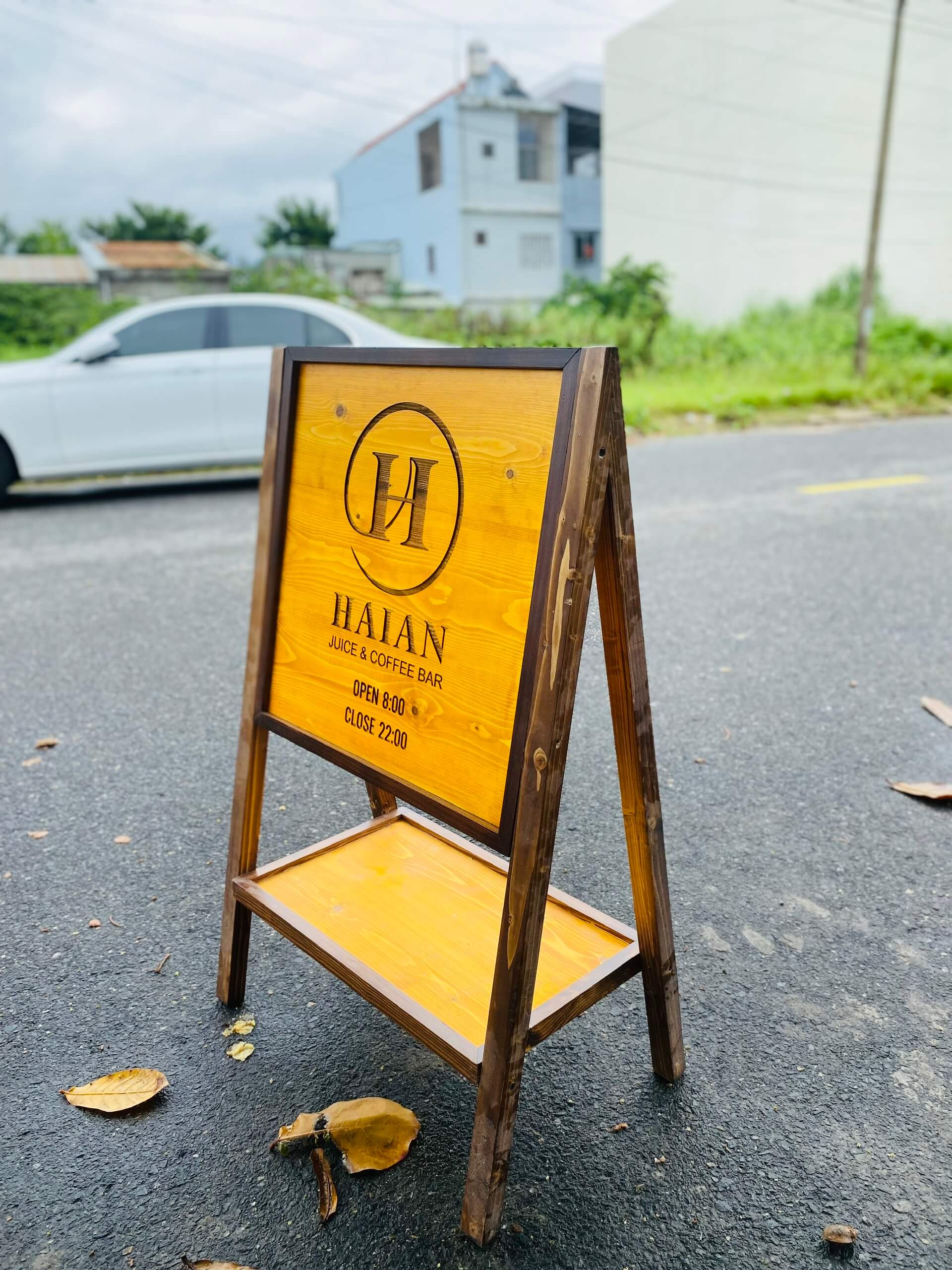 STANDEE GỖ KÈM KỆ TRỒNG HOA - LUXI DECOR