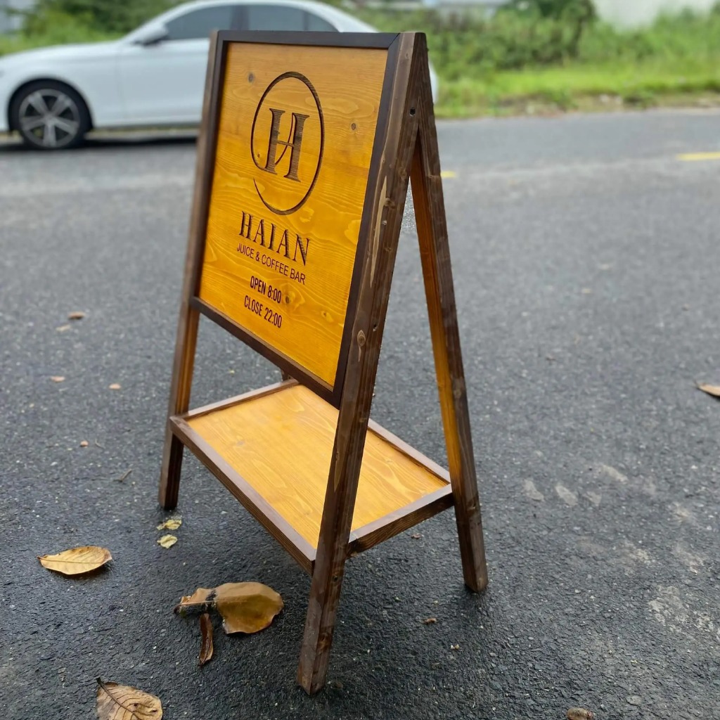 STANDEE GỖ KÈM KỆ TRỒNG HOA - LUXI DECOR