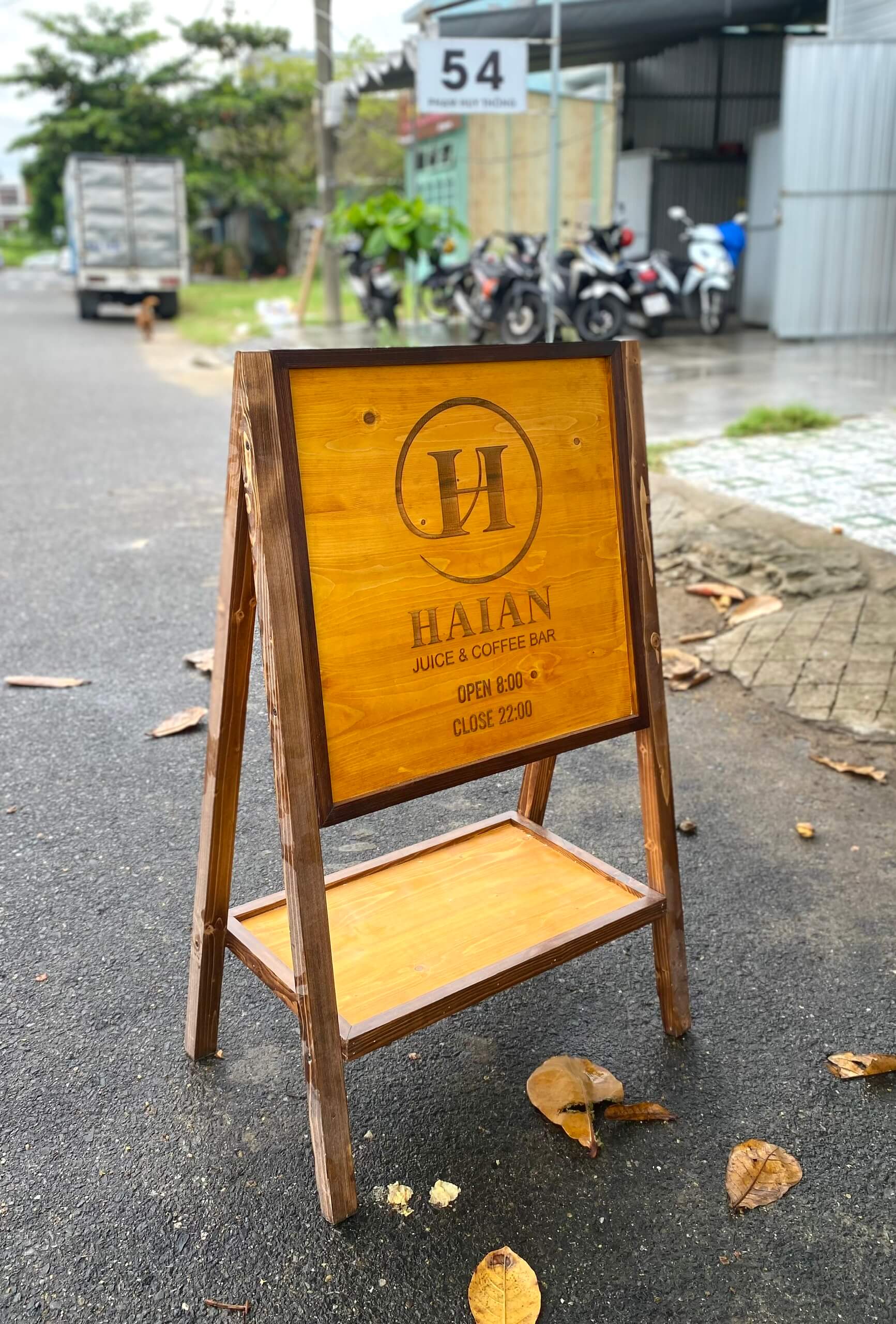 STANDEE GỖ KÈM KỆ TRỒNG HOA - LUXI DECOR