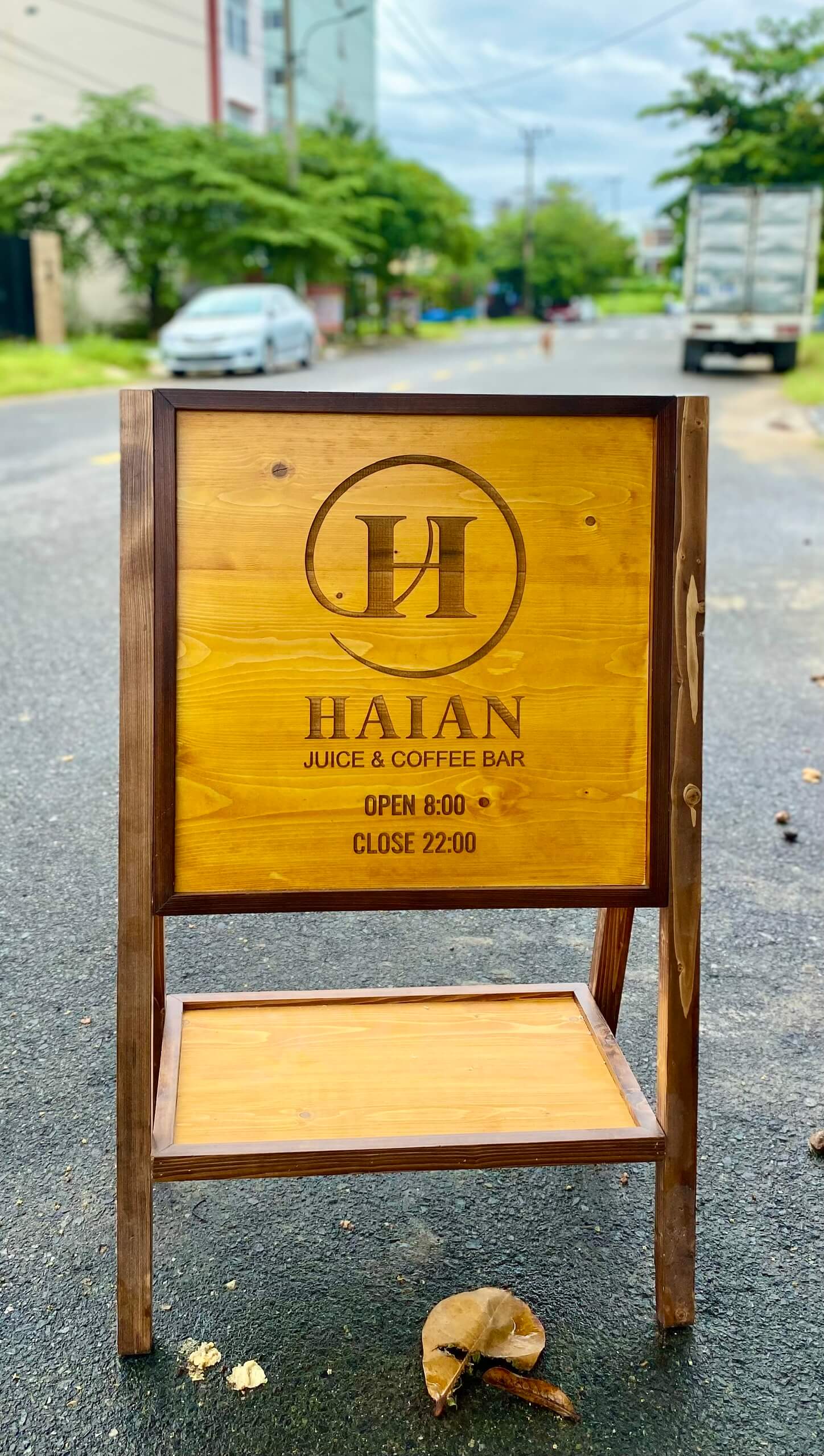 STANDEE GỖ KÈM KỆ TRỒNG HOA - LUXI DECOR