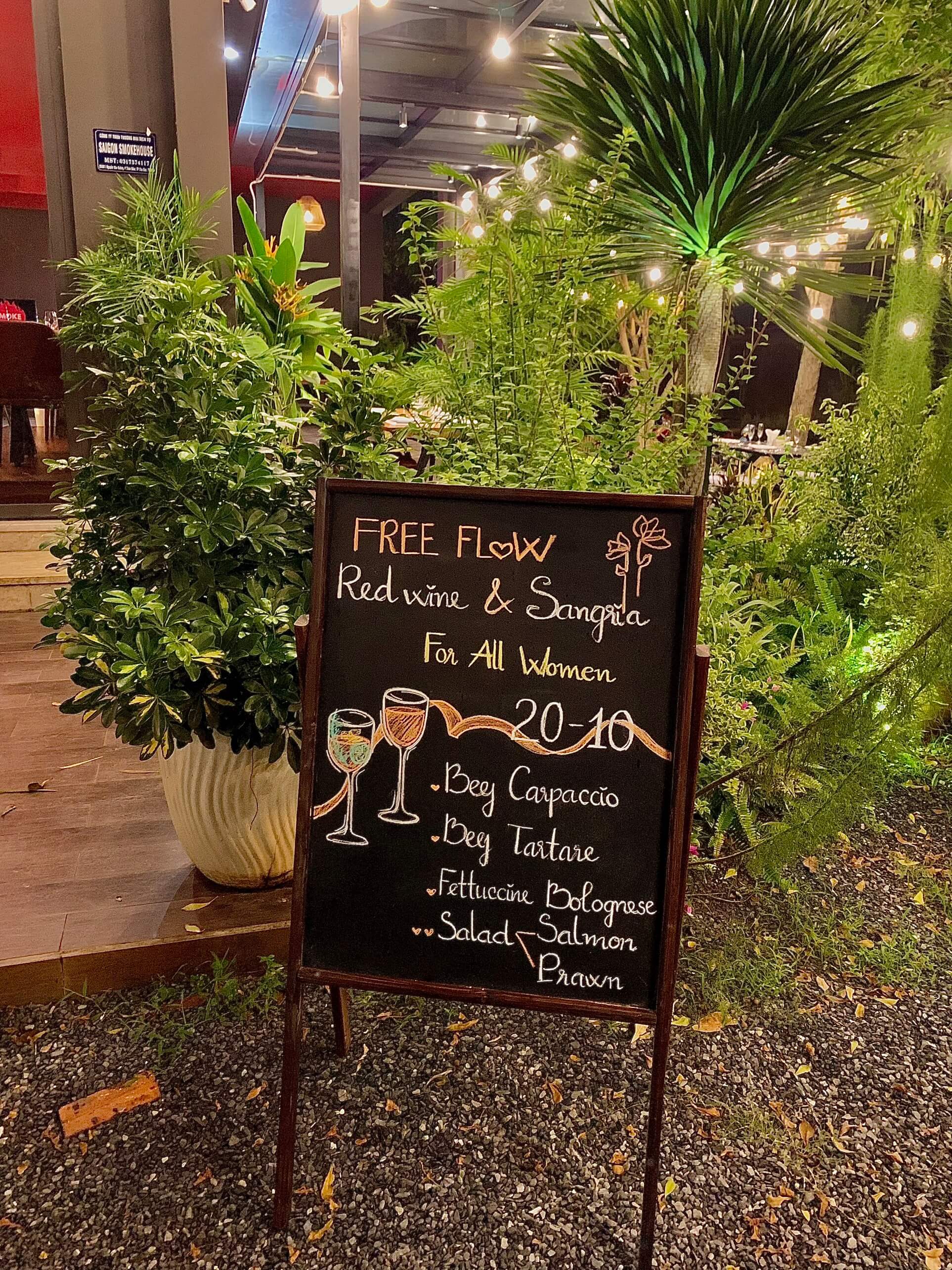 BẢNG MENU VIẾT PHẤN 2 MẶT 4 CHÂN MÃ 1, BẢNG DÙNG NGOÀI TRỜI (TẶNG KÈM PHÁN MÀU + XỐP LAU BẢNG) - LUXI DECOR