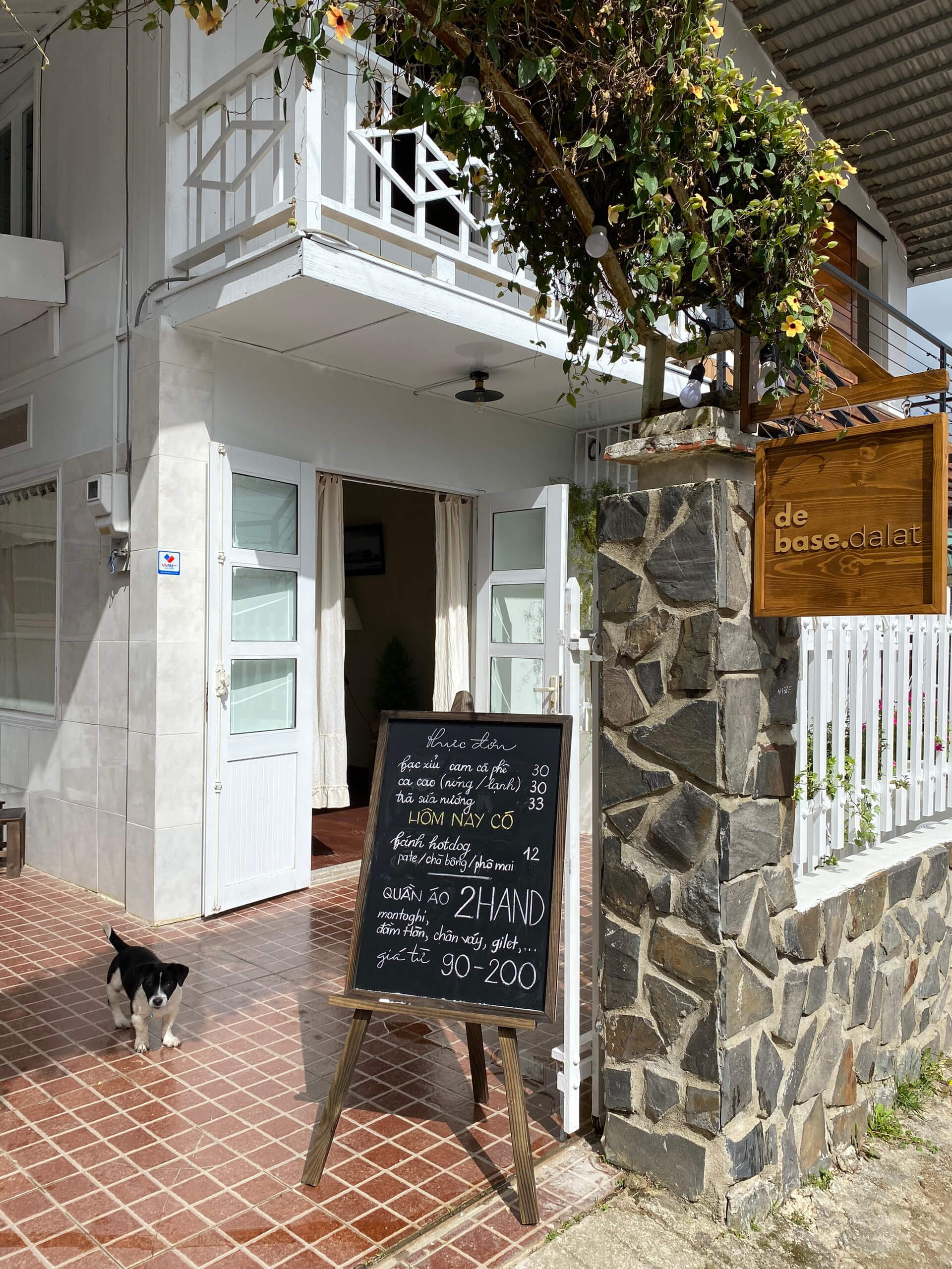 BẢNG MENU VIẾT PHẤN CHÂN GỖ GẤP, BẢNG DÙNG NGOÀI TRỜI 1 MẶT BA CHÂN (TẶNG KÈM PHẤN MÀU + XỐP LAU BẢNG) - LUXI DECOR