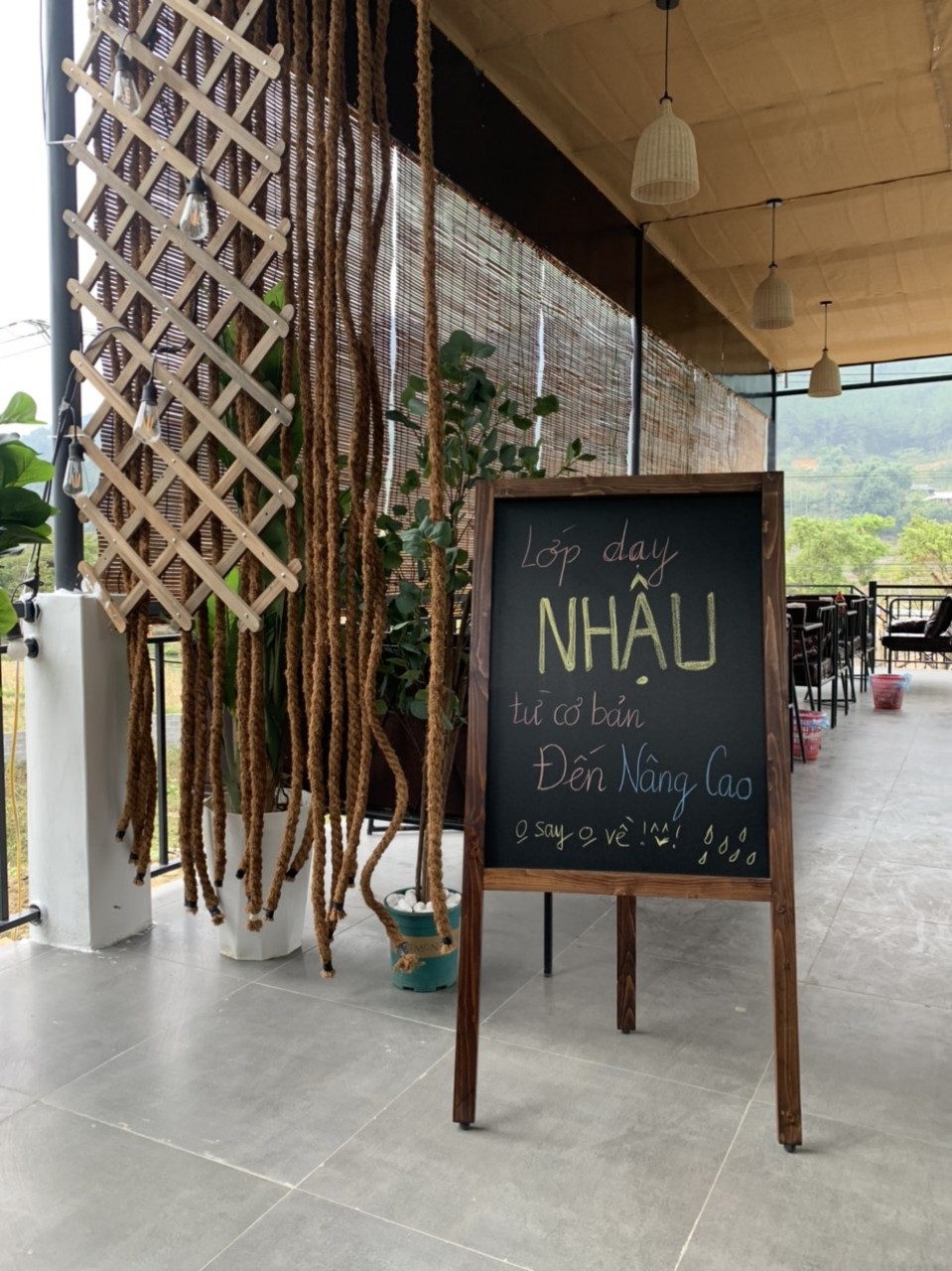 BẢNG MENU VIẾT PHẤN CHÂN GỖ GẤP, BẢNG DÙNG NGOÀI TRỜI 1 MẶT BA CHÂN (TẶNG KÈM PHẤN MÀU + XỐP LAU BẢNG) - LUXI DECOR