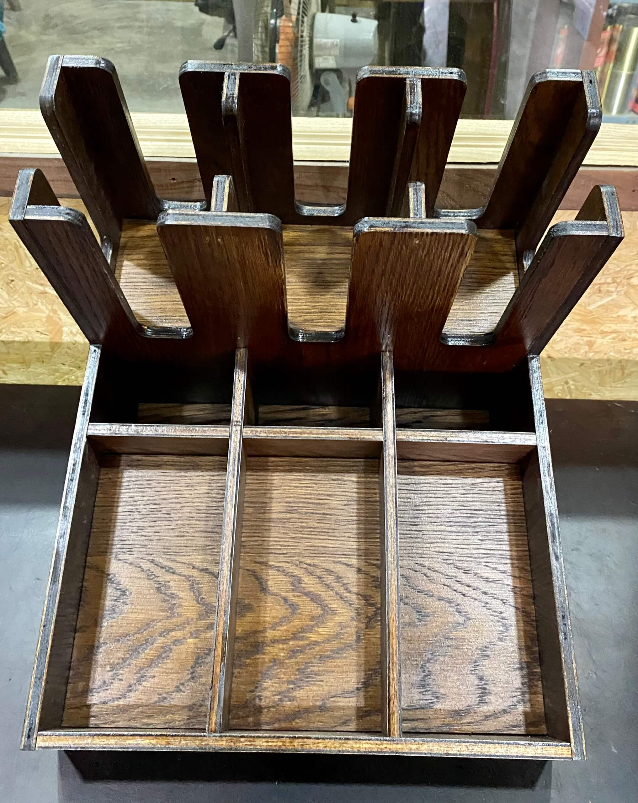 KỆ GỖ ĐỰNG LY NHỰA , ĐẸP, NỔI BẬT- LUXI DECOR