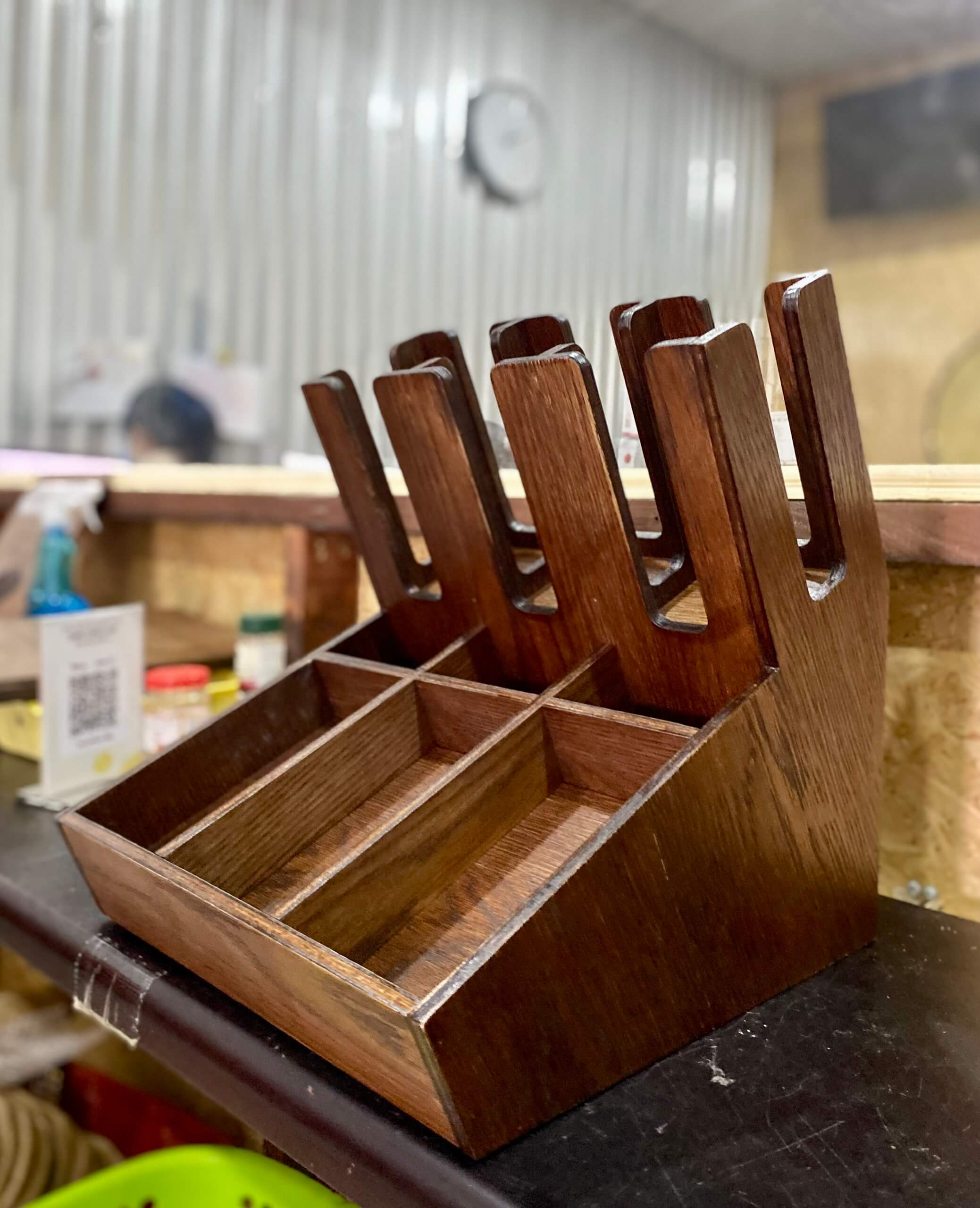 KỆ GỖ ĐỰNG LY NHỰA , ĐẸP, NỔI BẬT- LUXI DECOR