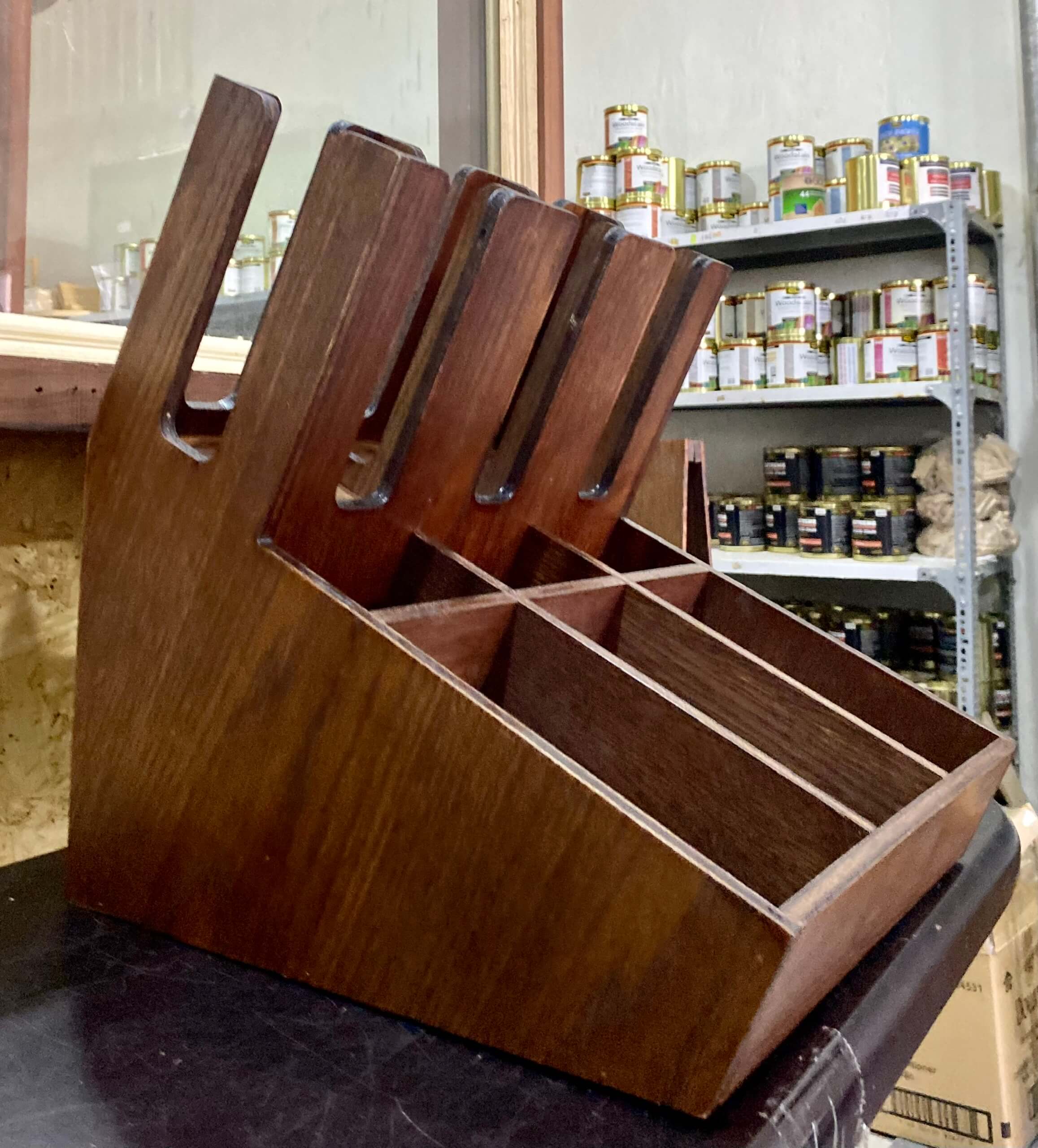 KỆ GỖ ĐỰNG LY NHỰA , ĐẸP, NỔI BẬT- LUXI DECOR