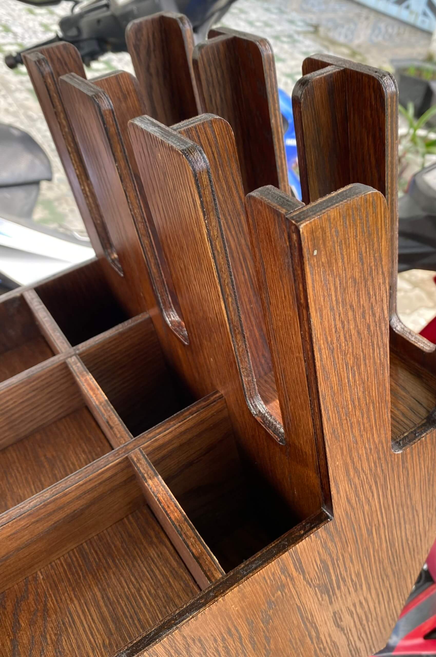 KỆ GỖ ĐỰNG LY NHỰA , ĐẸP, NỔI BẬT- LUXI DECOR