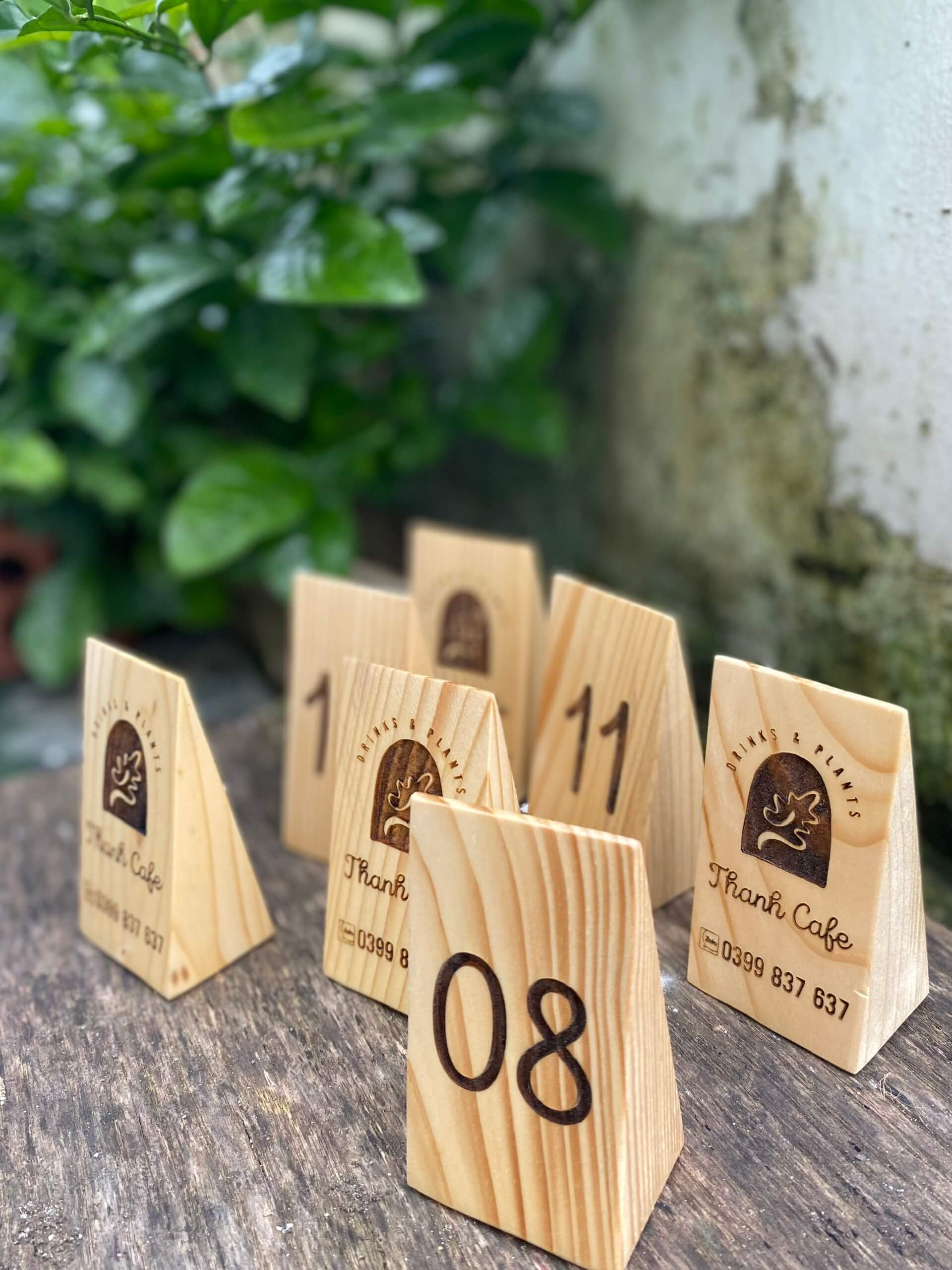 THẺ BÀN HÌNH CHÓP, CHẤT LIỆU GỖ DÀY DẶN, DECOR QUÁN COFFEE, NHÀ HÀNG,... (KT: 6.5X9CM) 2 MẶT- LUXI DECOR