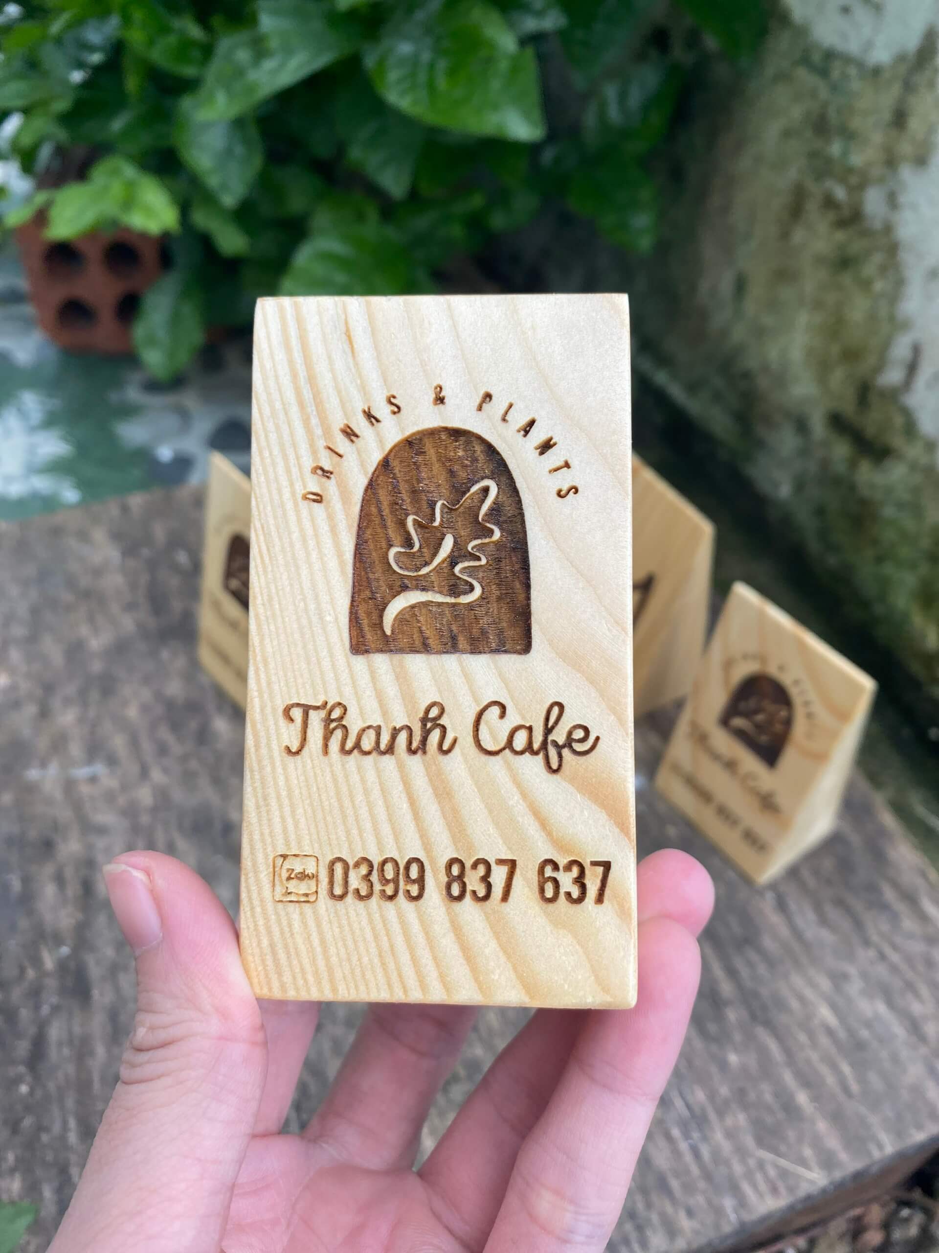 THẺ BÀN HÌNH CHÓP, CHẤT LIỆU GỖ DÀY DẶN, DECOR QUÁN COFFEE, NHÀ HÀNG,... (KT: 6.5X9CM) 2 MẶT- LUXI DECOR