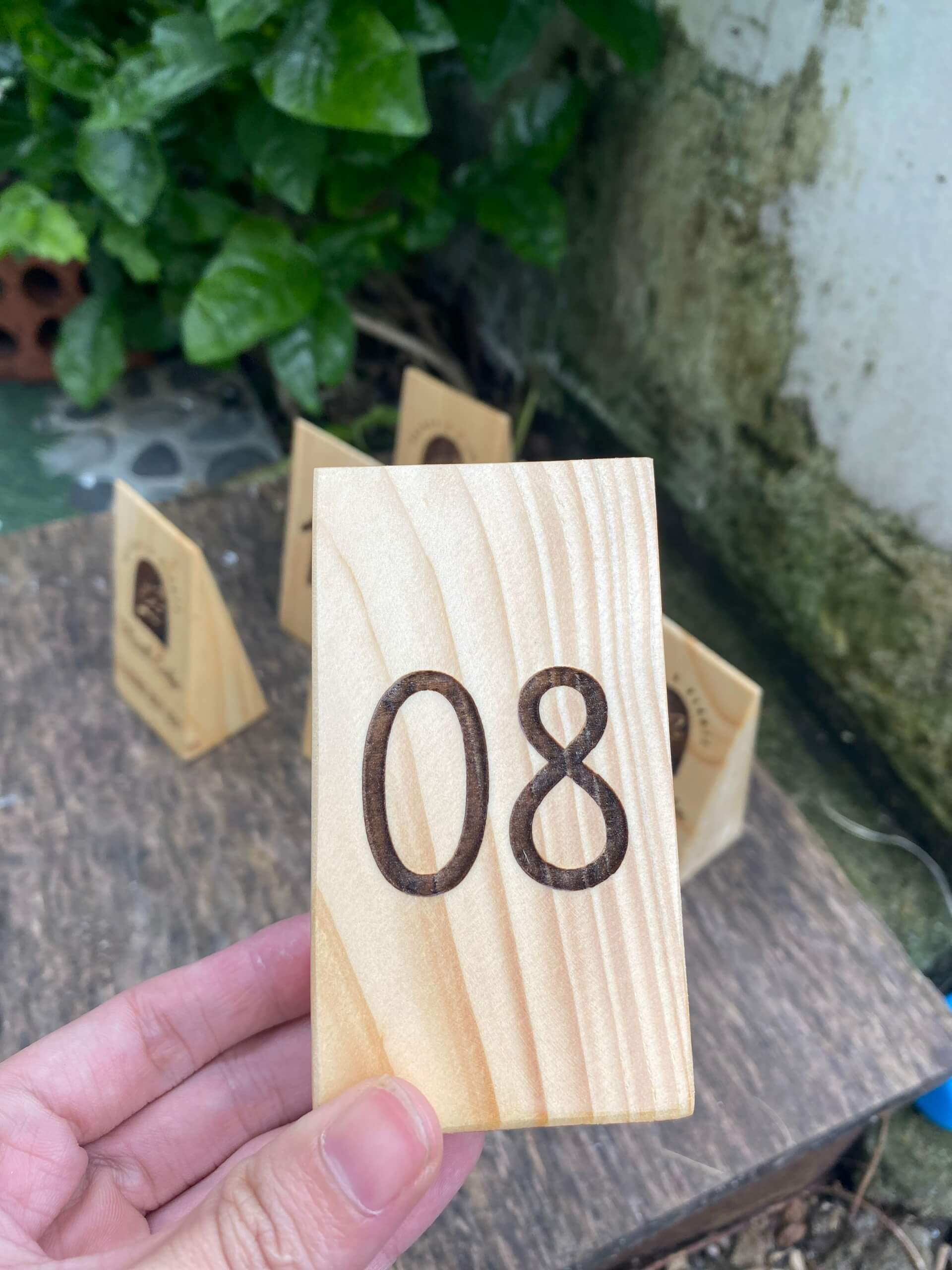 THẺ BÀN HÌNH CHÓP, CHẤT LIỆU GỖ DÀY DẶN, DECOR QUÁN COFFEE, NHÀ HÀNG,... (KT: 6.5X9CM) 2 MẶT- LUXI DECOR