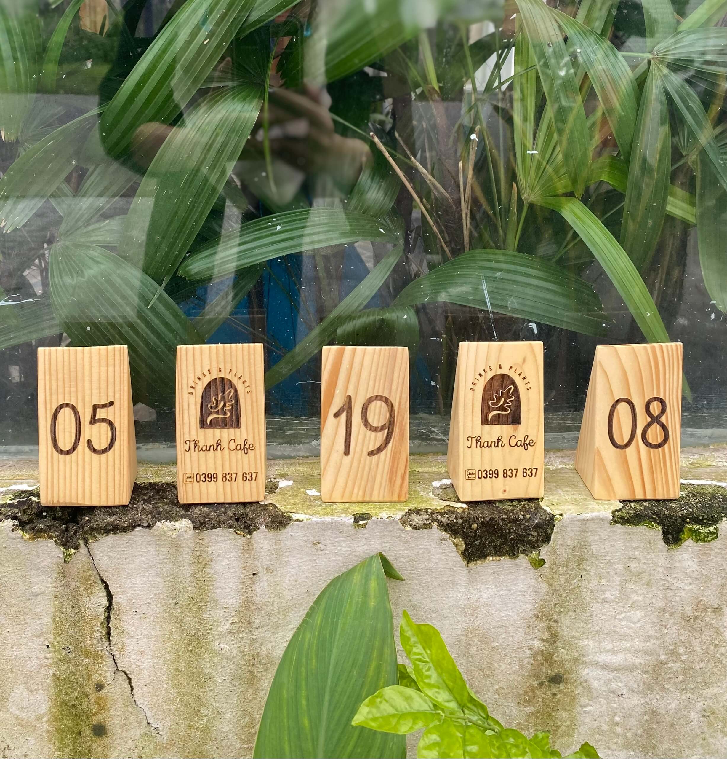 THẺ BÀN HÌNH CHÓP, CHẤT LIỆU GỖ DÀY DẶN, DECOR QUÁN COFFEE, NHÀ HÀNG,... (KT: 6.5X9CM) 2 MẶT- LUXI DECOR