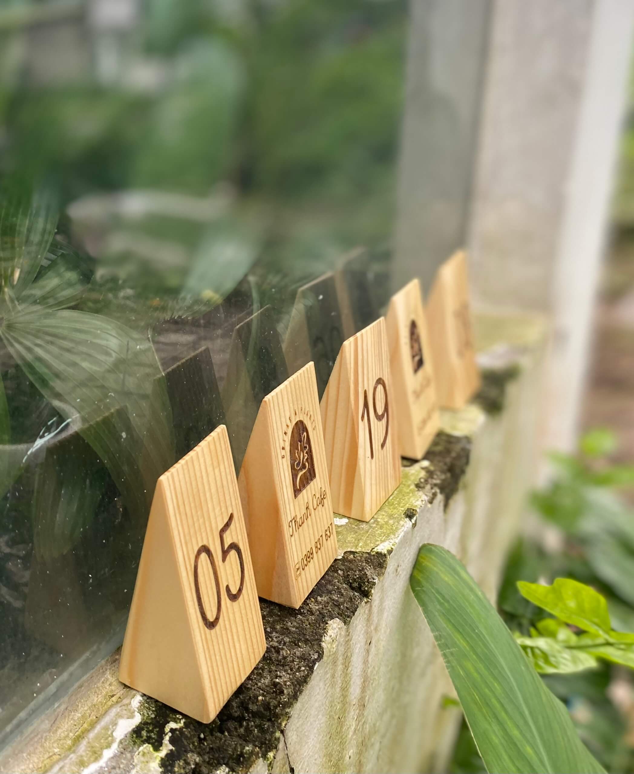 THẺ BÀN HÌNH CHÓP, CHẤT LIỆU GỖ DÀY DẶN, DECOR QUÁN COFFEE, NHÀ HÀNG,... (KT: 6.5X9CM) 2 MẶT- LUXI DECOR