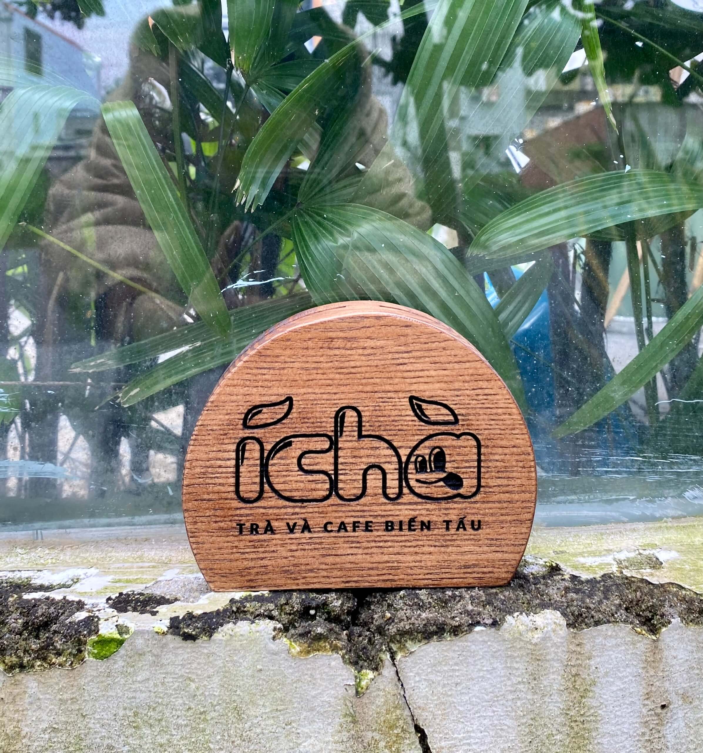 GIÁ GỖ ĐỂ MENU, QR HÌNH TRÒN SANG TRỌNG, ĐẸP, FREE KHẮC LOGO LUXI DECOR.