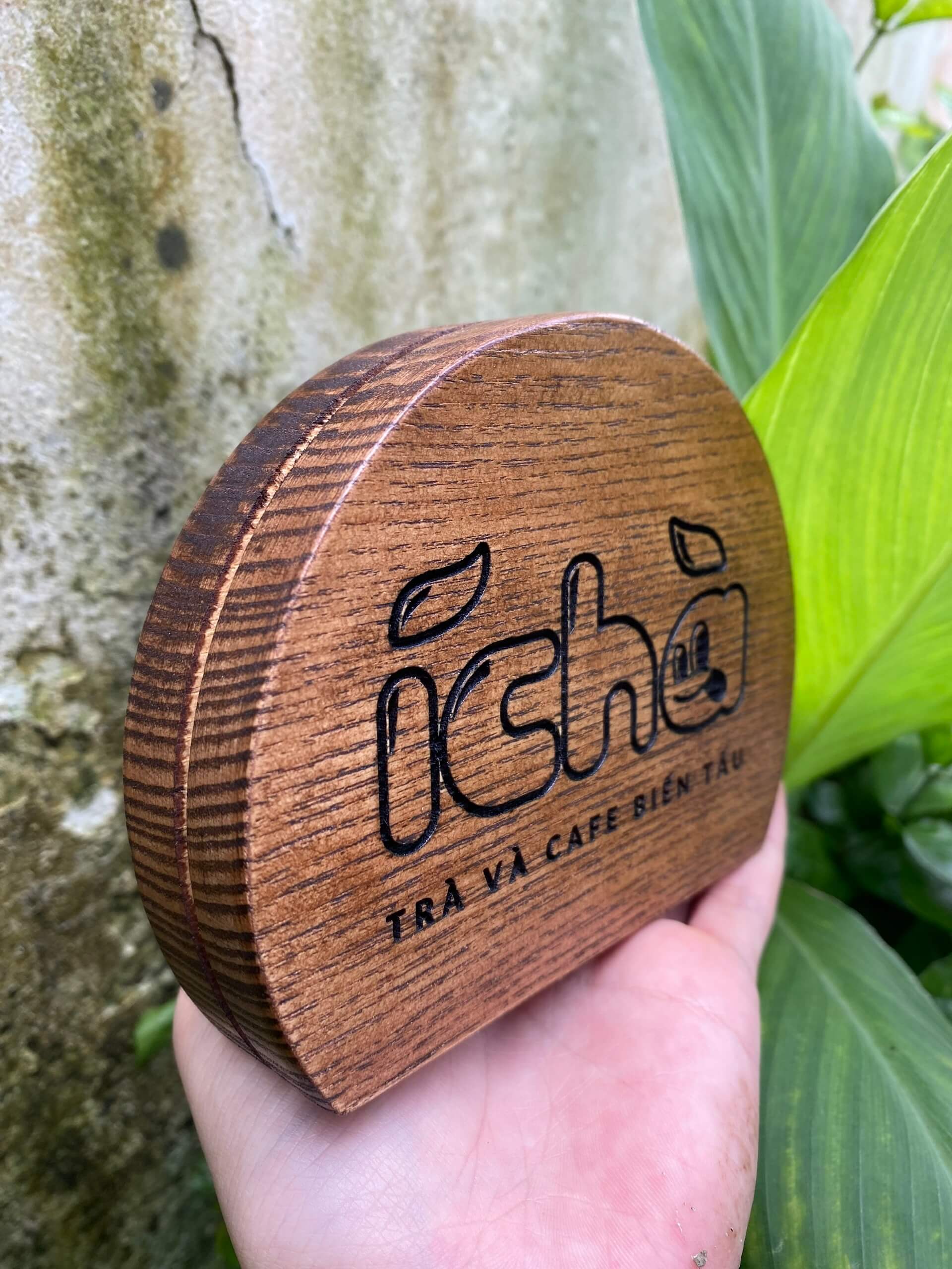 GIÁ GỖ ĐỂ MENU, QR HÌNH TRÒN SANG TRỌNG, ĐẸP, FREE KHẮC LOGO LUXI DECOR.